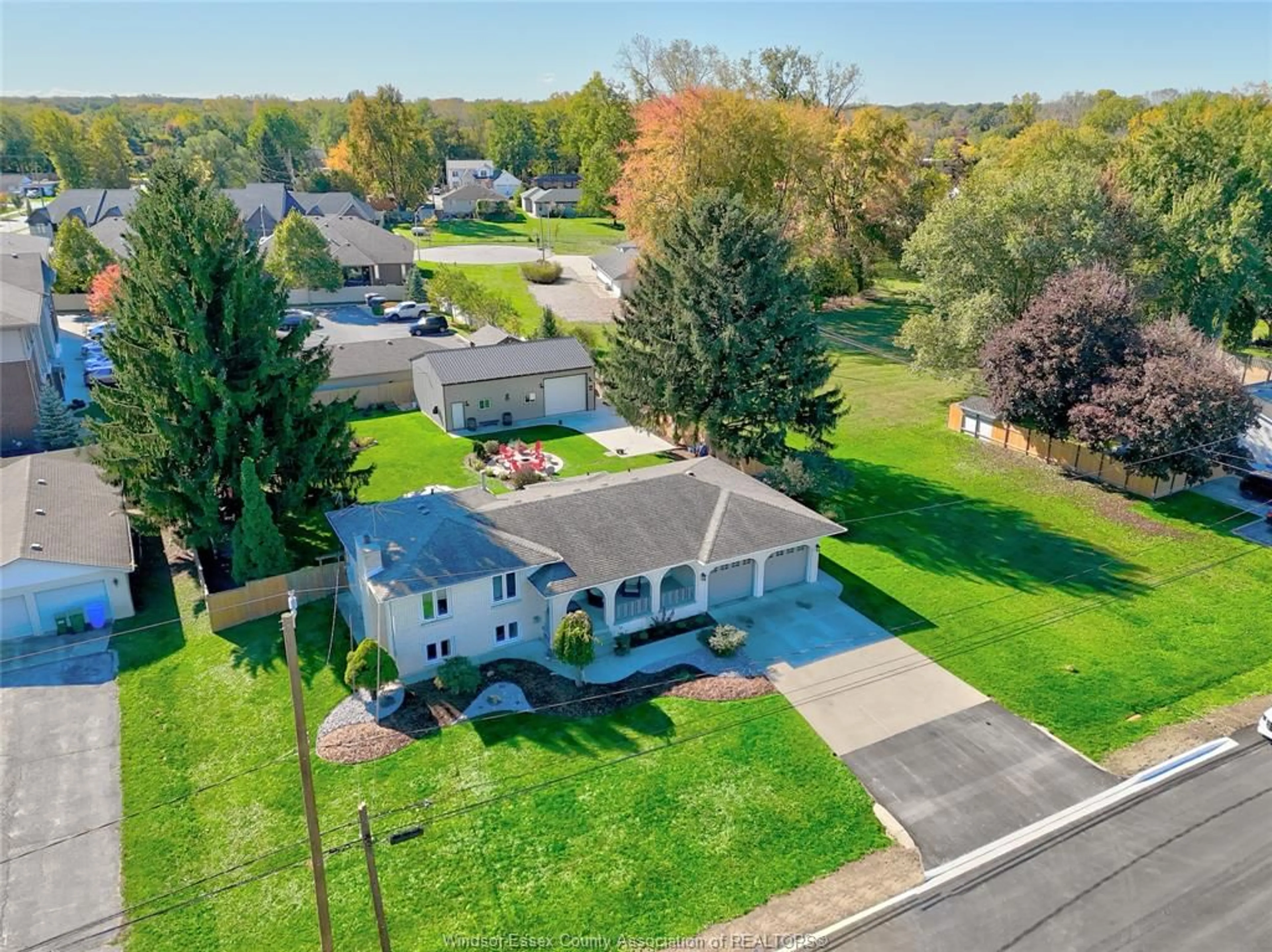 A pic from outside/outdoor area/front of a property/back of a property/a pic from drone, street for 1655 ORFORD, LaSalle Ontario N9J 1X2