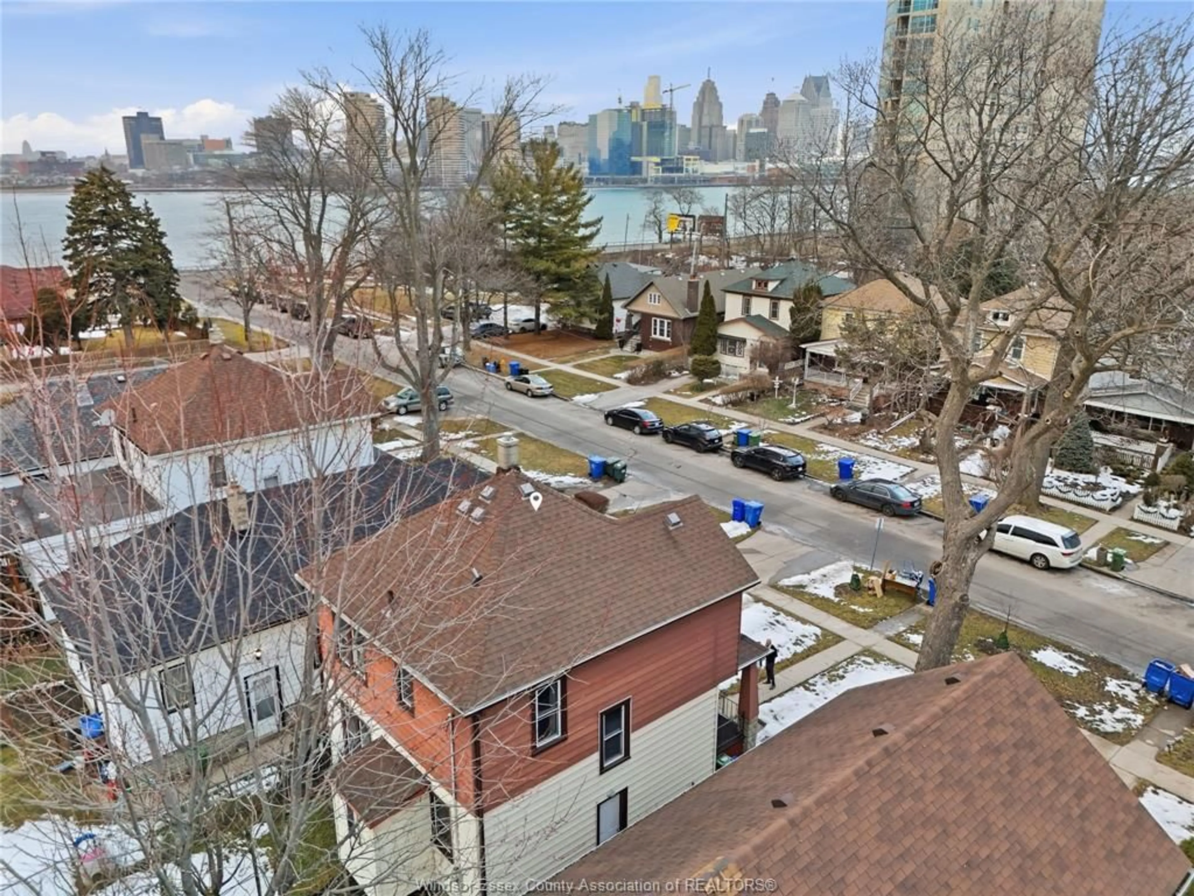 A pic from outside/outdoor area/front of a property/back of a property/a pic from drone, water/lake/river/ocean view for 173 CAMERON Ave, Windsor Ontario N9B 1Y5