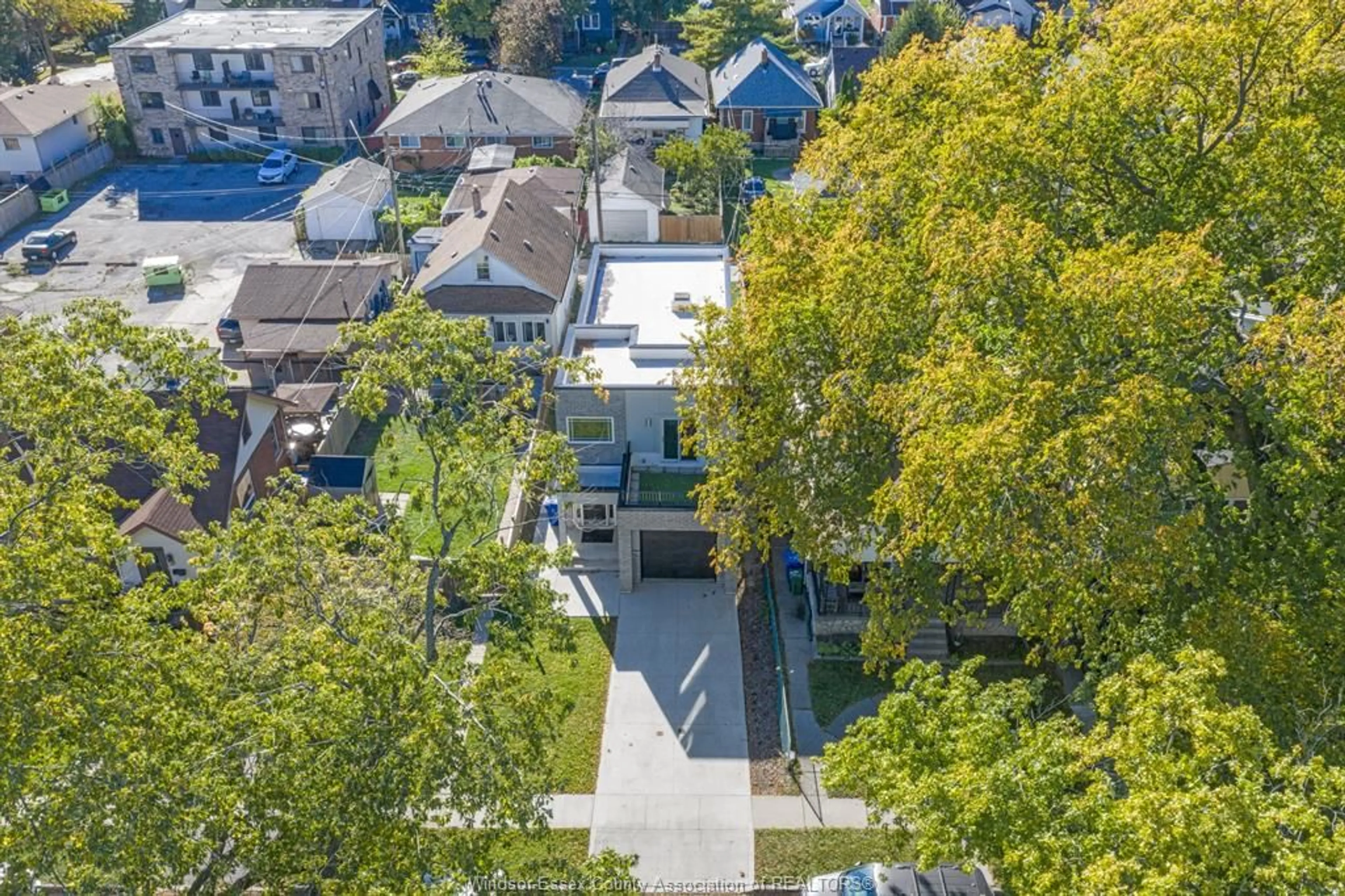 A pic from outside/outdoor area/front of a property/back of a property/a pic from drone, street for 1565 GLADSTONE Ave, Windsor Ontario N8X 1Z3