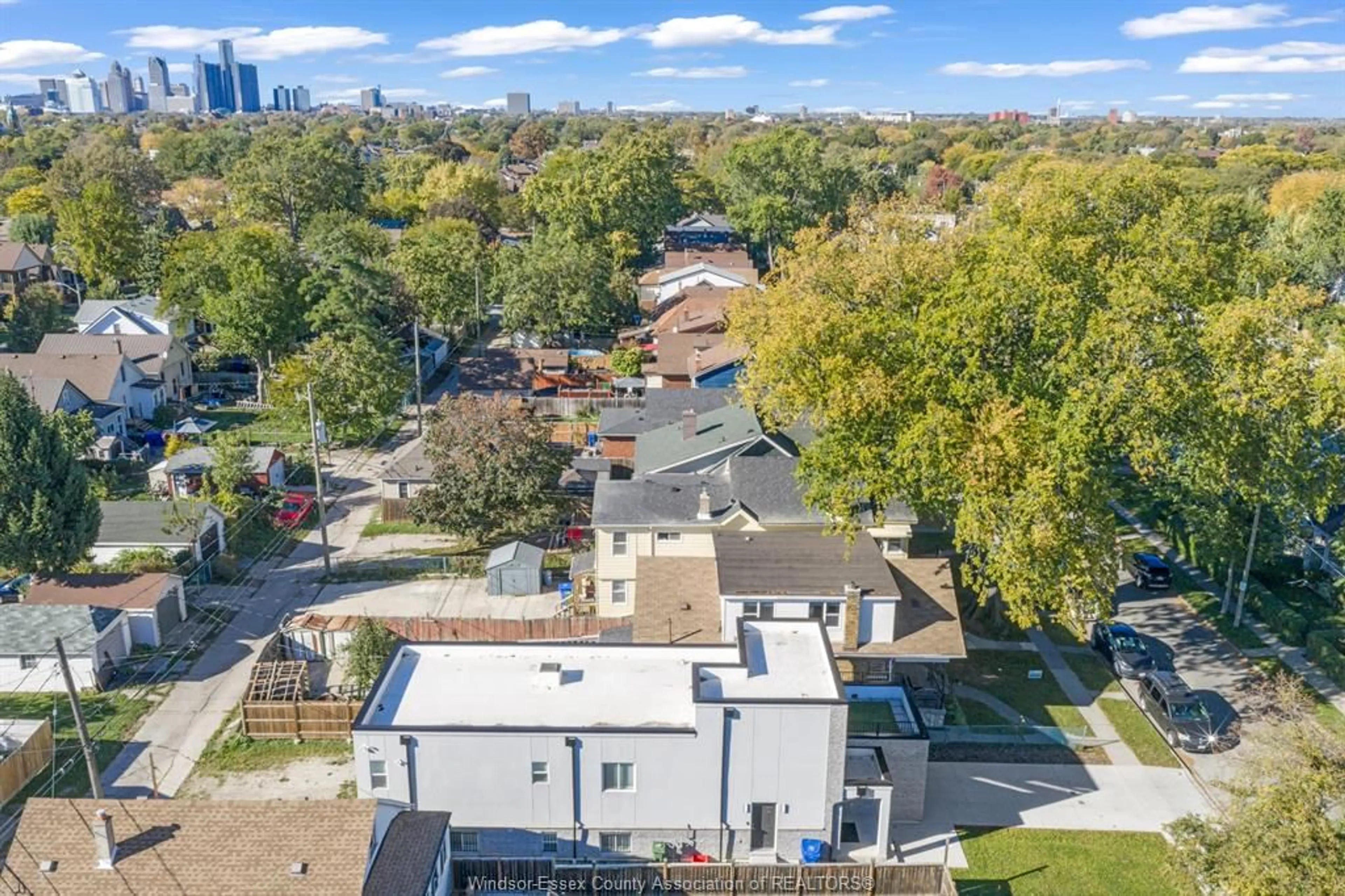 A pic from outside/outdoor area/front of a property/back of a property/a pic from drone, city buildings view from balcony for 1565 GLADSTONE Ave, Windsor Ontario N8X 1Z3