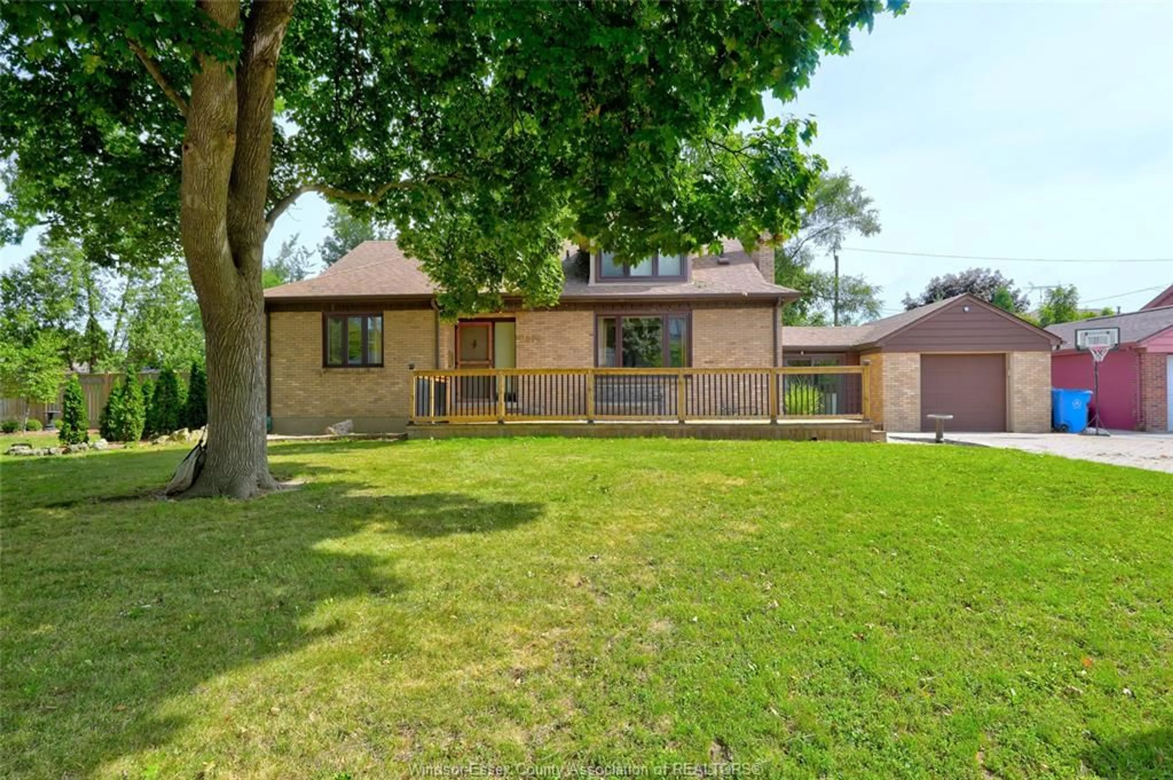 A pic from outside/outdoor area/front of a property/back of a property/a pic from drone, unknown for 2574 BUCKINGHAM, Windsor Ontario N8T 2B6