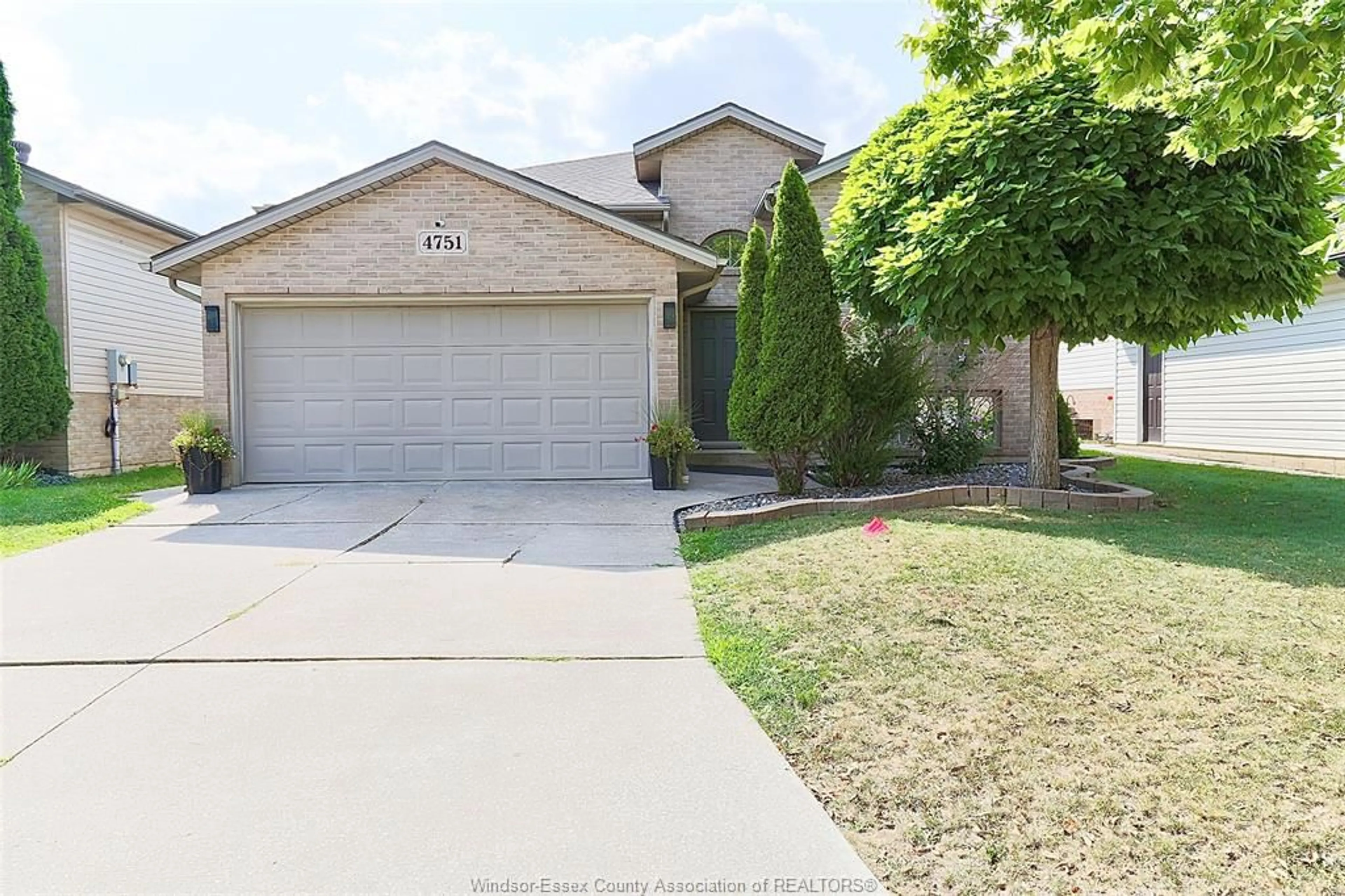 A pic from outside/outdoor area/front of a property/back of a property/a pic from drone, street for 4751 JULIET Cres, Windsor Ontario N9G 3B7