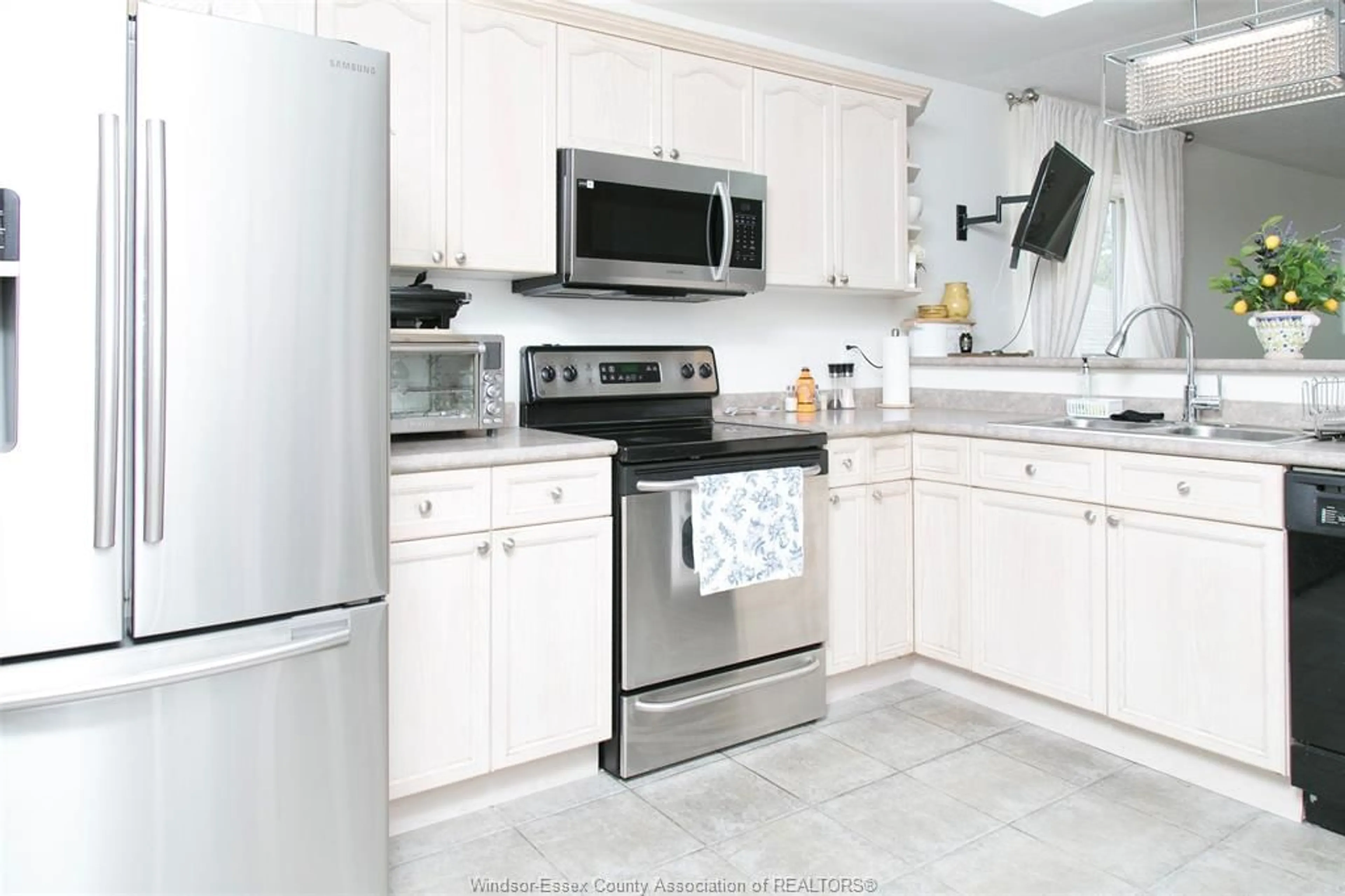 Standard kitchen, ceramic/tile floor for 4751 JULIET Cres, Windsor Ontario N9G 3B7