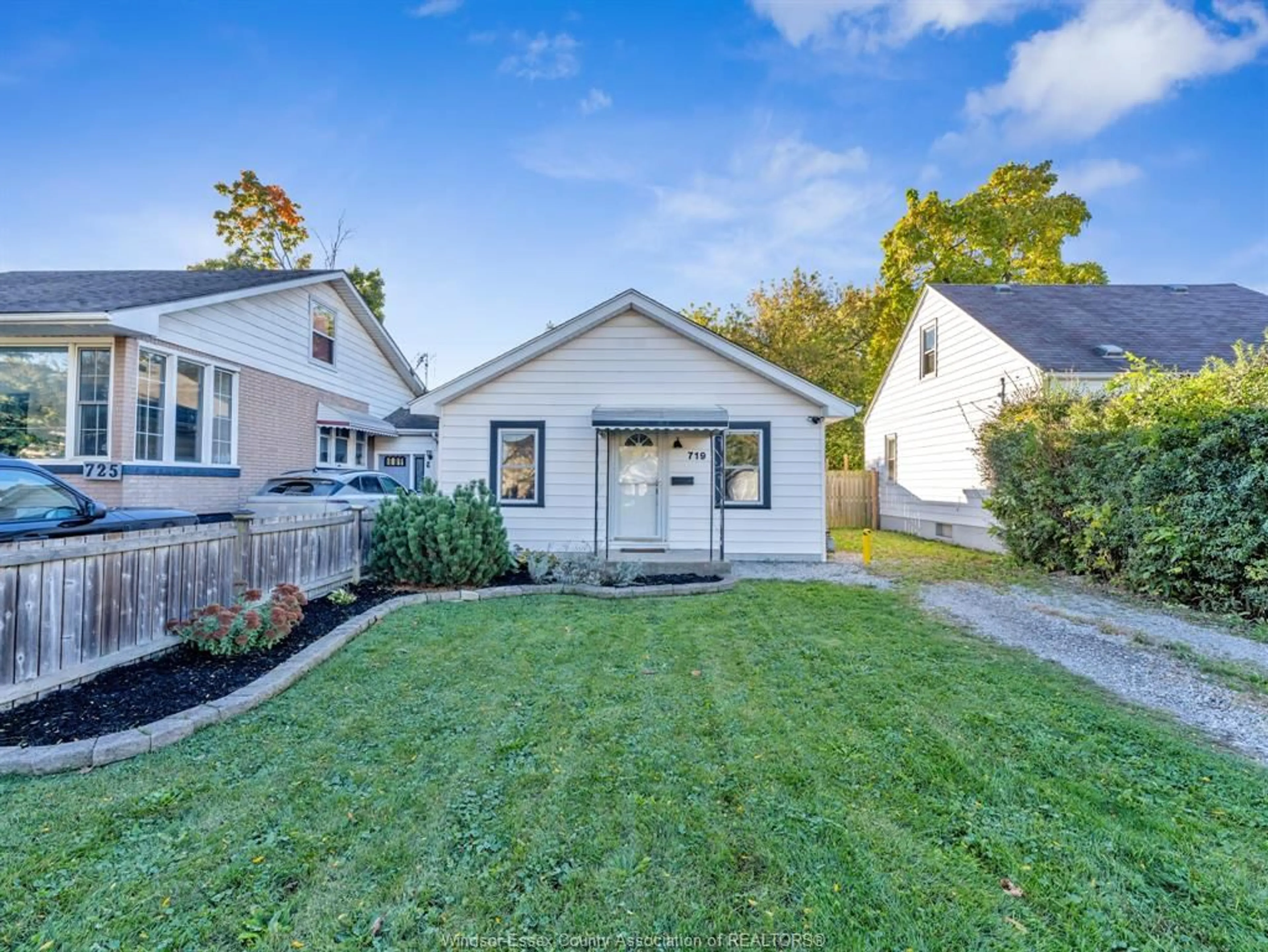 Home with vinyl exterior material, street for 719 HILDEGARDE, Windsor Ontario N8X 2Z9