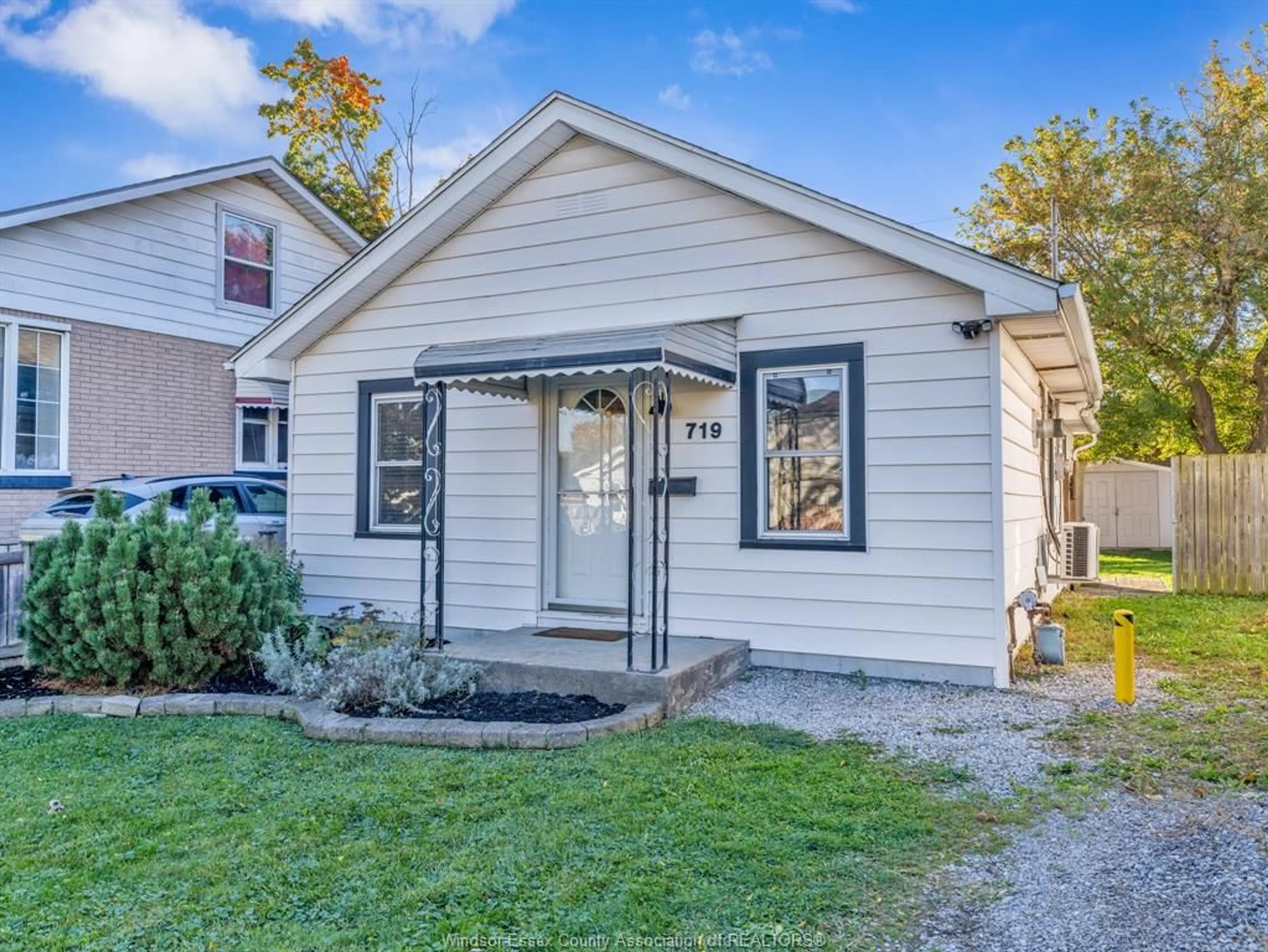 Home with vinyl exterior material, street for 719 HILDEGARDE, Windsor Ontario N8X 2Z9