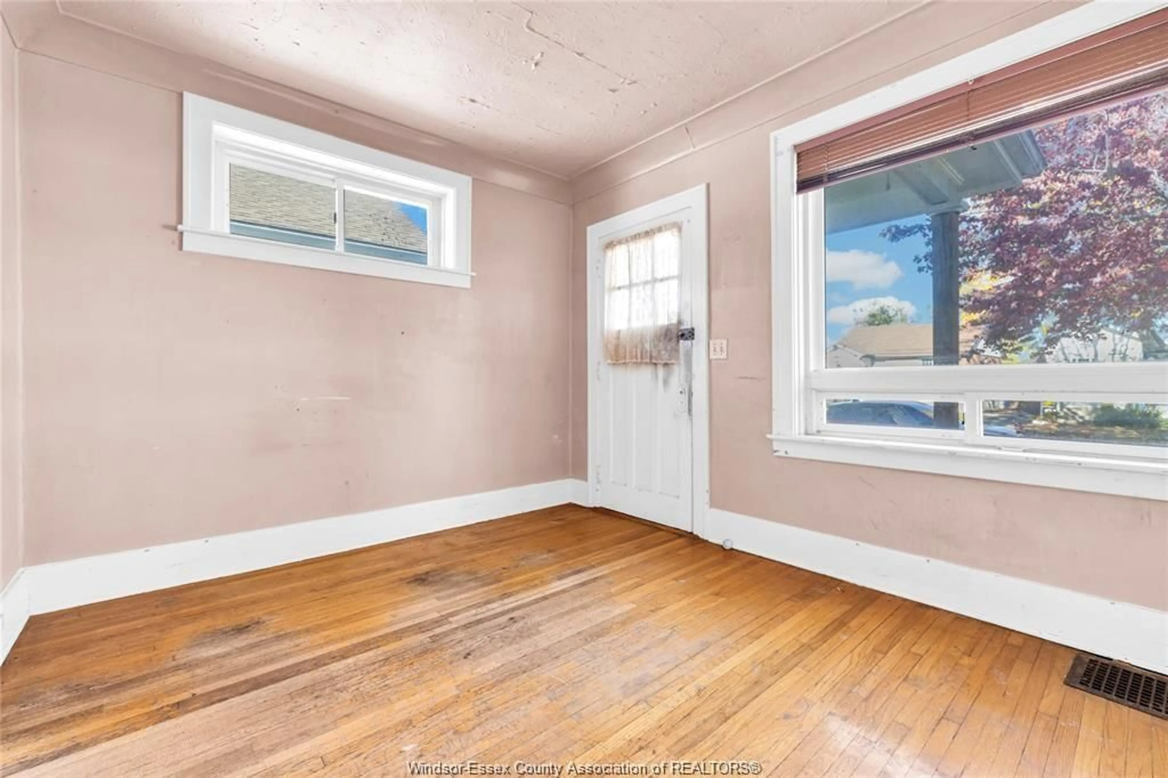 A pic of a room for 2379 George, Windsor Ontario N8W 4M3