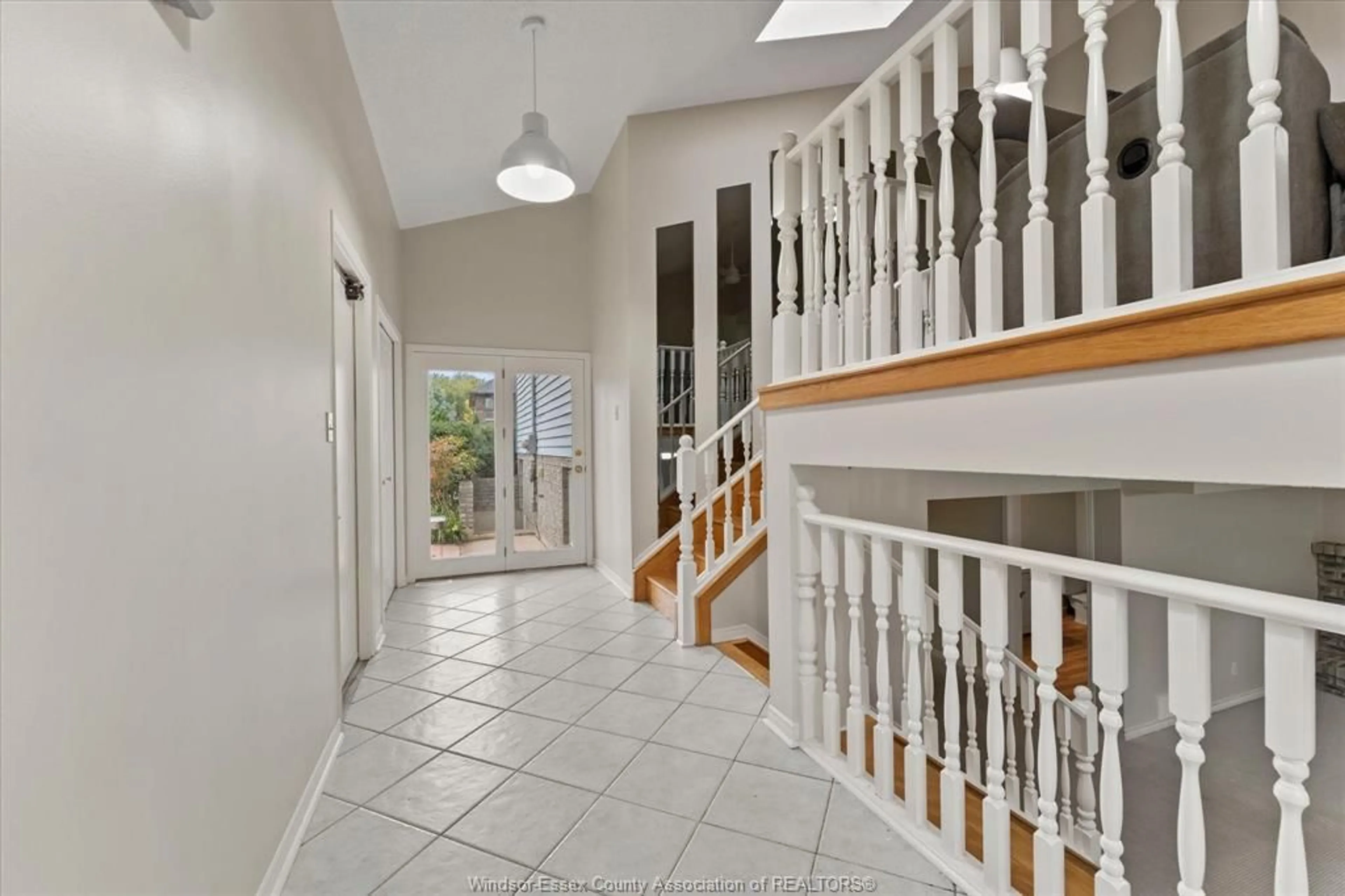 Indoor foyer for 239 BOUFFARD Rd, LaSalle Ontario N9J 1E9