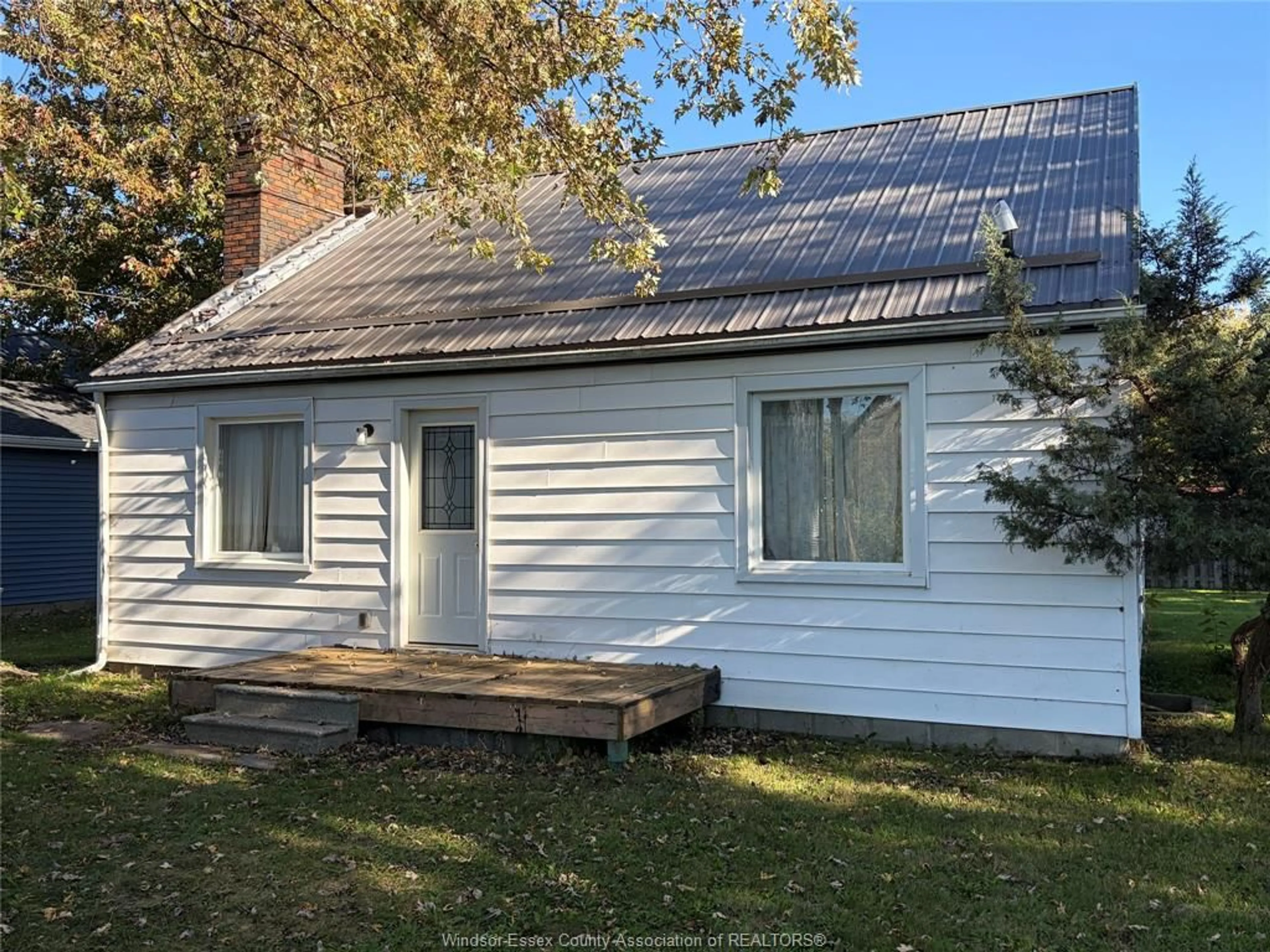 A pic from outside/outdoor area/front of a property/back of a property/a pic from drone, building for 6104 MALDEN Rd, Tecumseh Ontario N0R 1K0