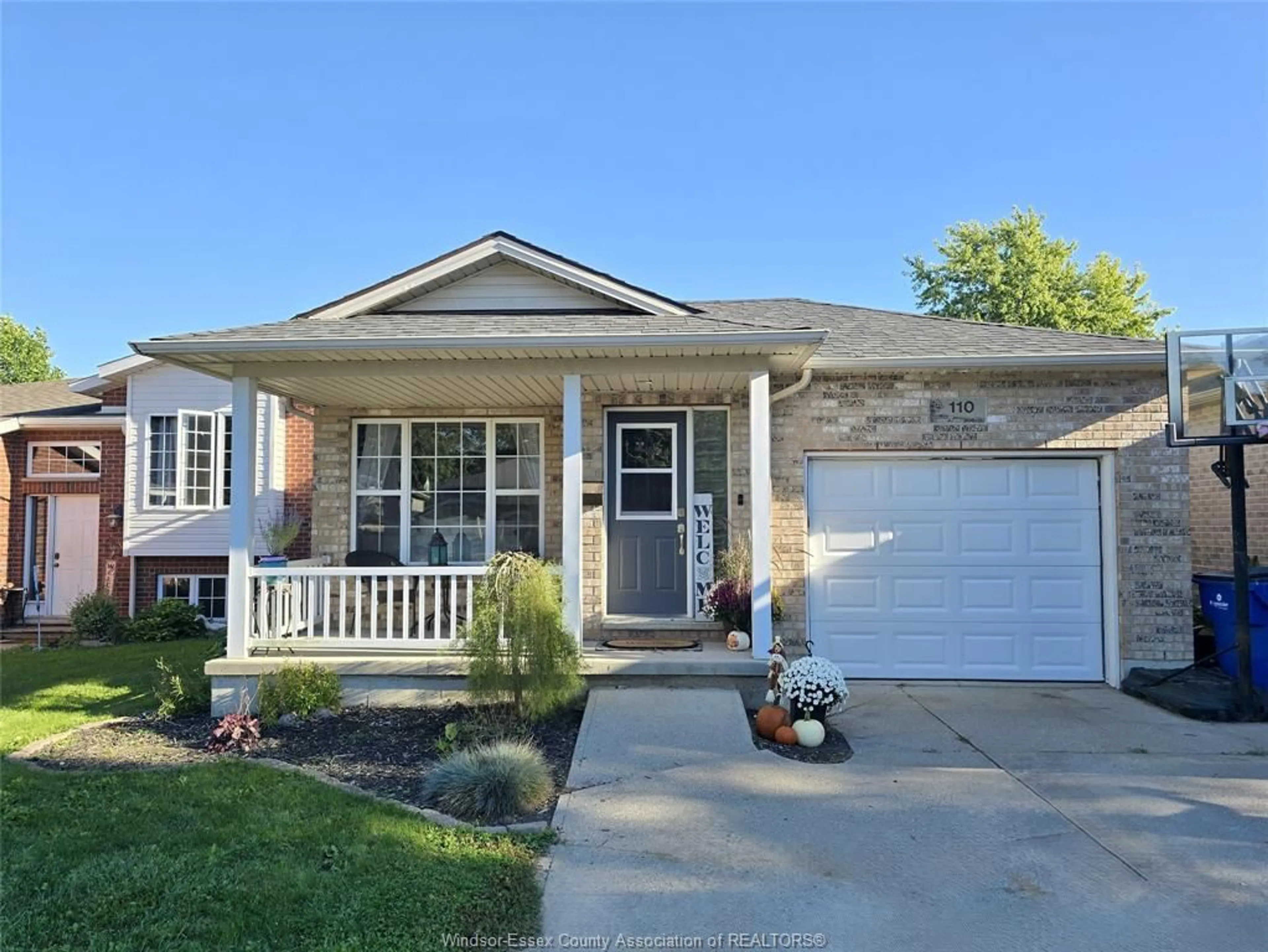 Home with vinyl exterior material, street for 110 GREENFIELD Lane, Chatham Ontario N7L 5N5