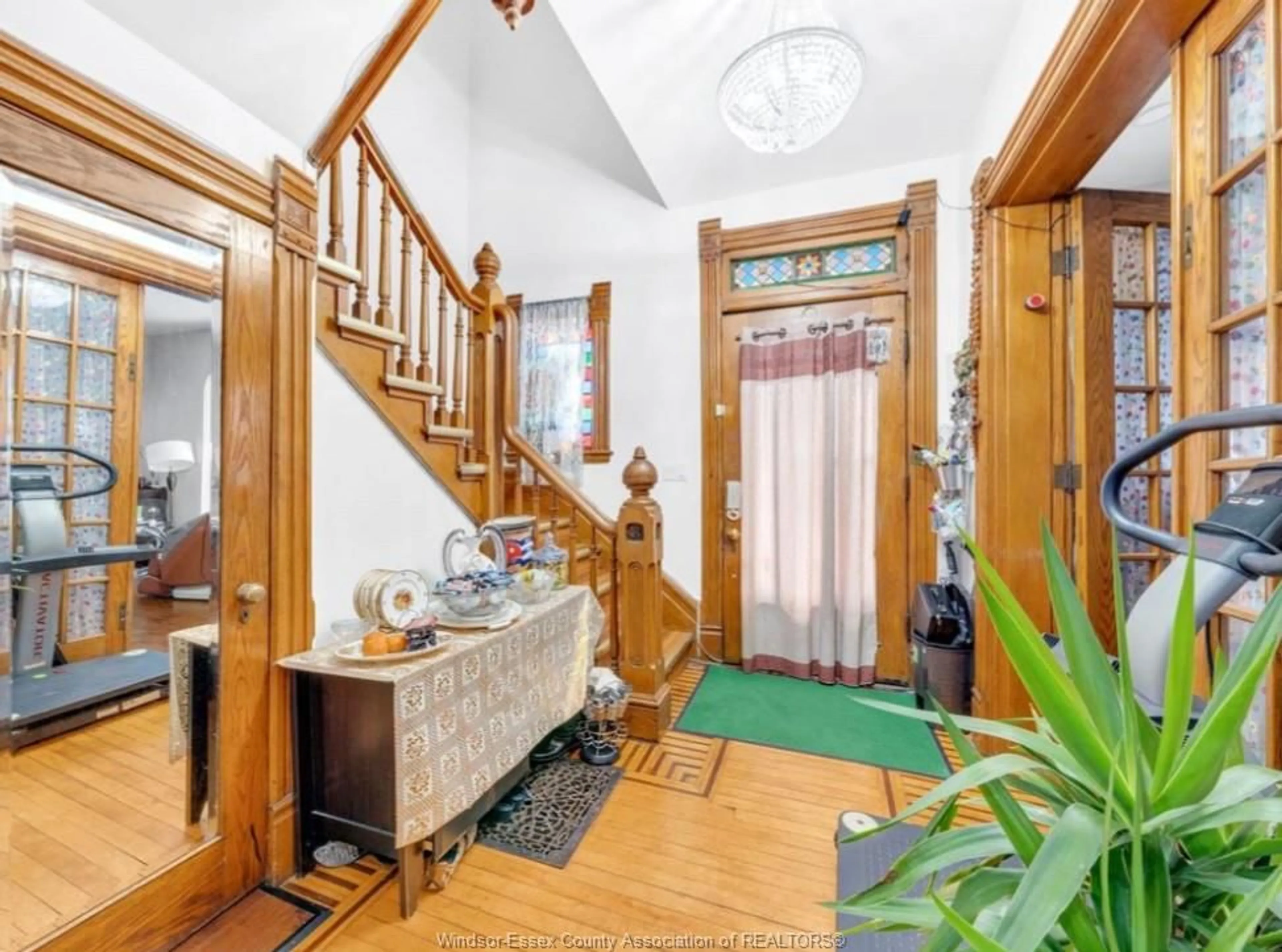 Indoor foyer for 595 CATARAQUI, Windsor Ontario N9A 3P2