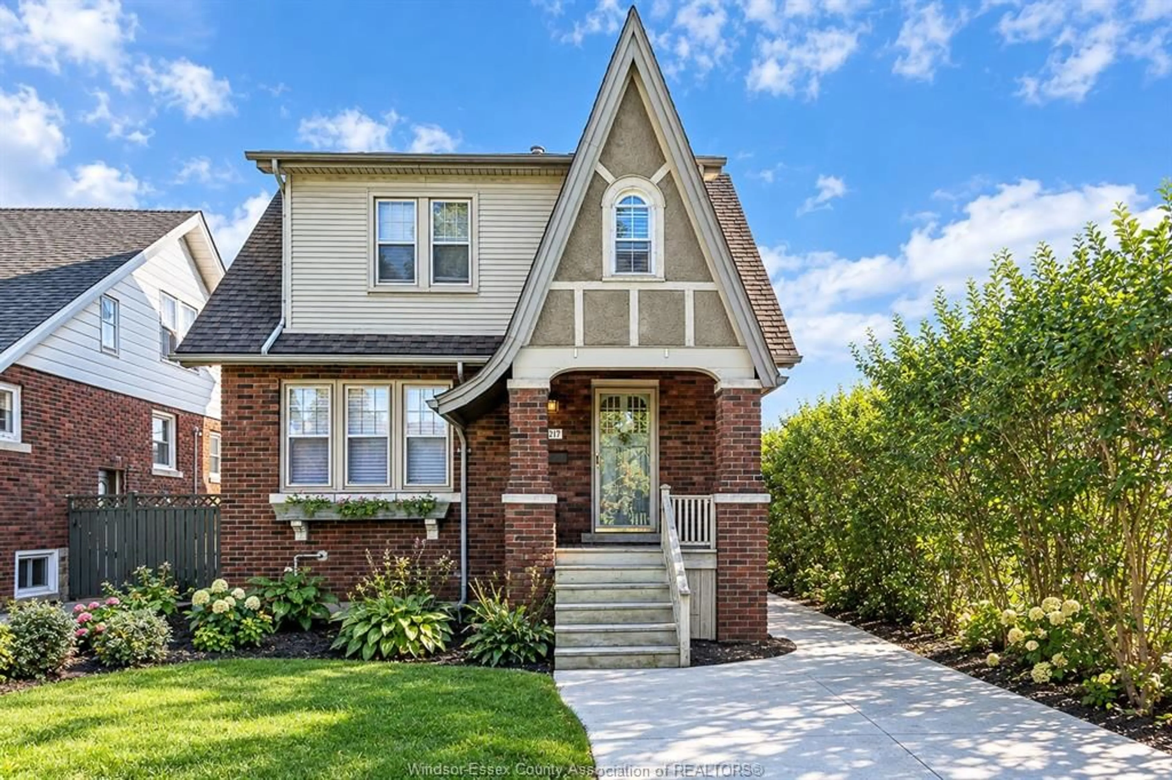 Home with brick exterior material, street for 1917 ONEIDA Crt, Windsor Ontario N8Y 1T1