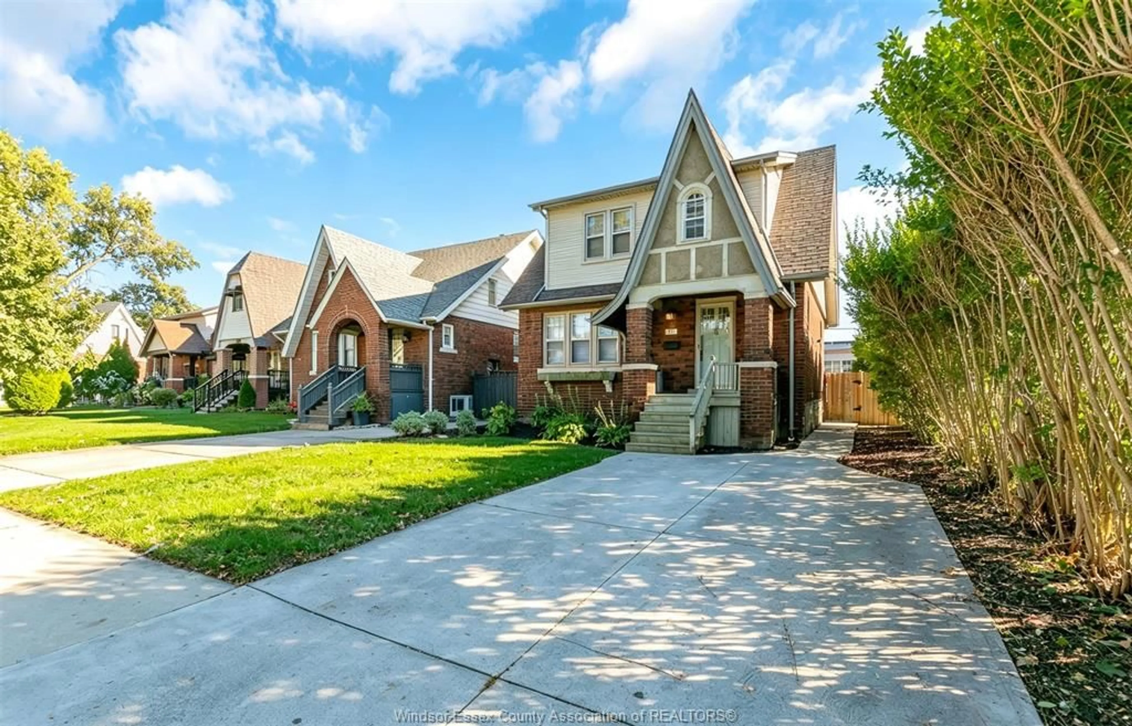 Home with brick exterior material, street for 1917 ONEIDA Crt, Windsor Ontario N8Y 1T1