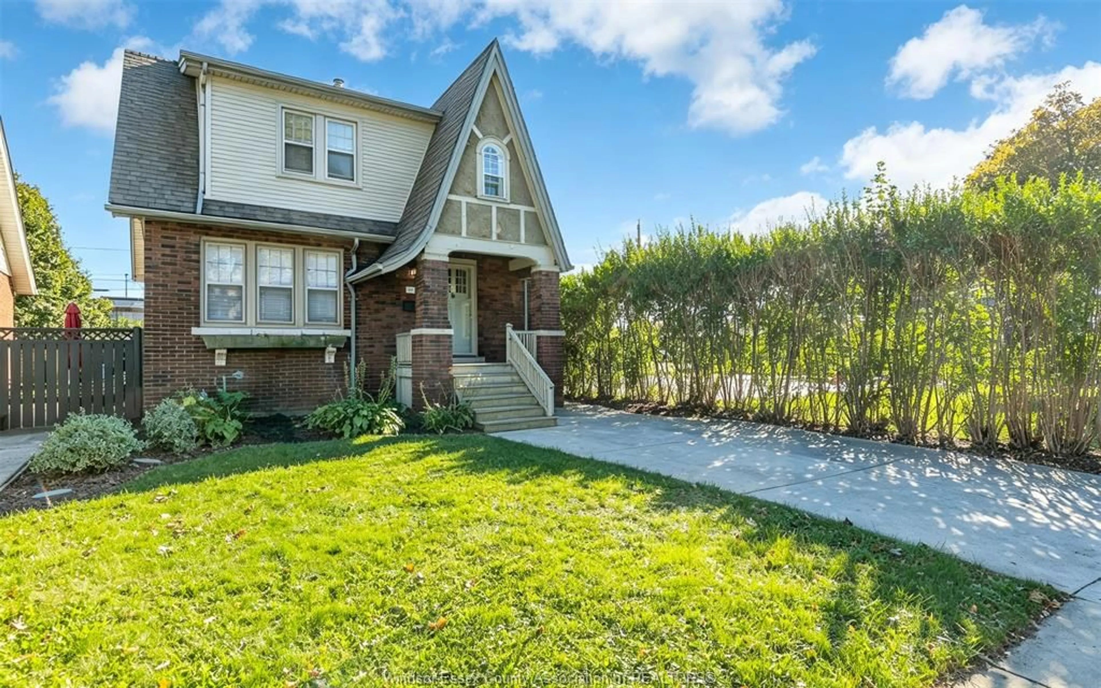 Home with brick exterior material, street for 1917 ONEIDA Crt, Windsor Ontario N8Y 1T1