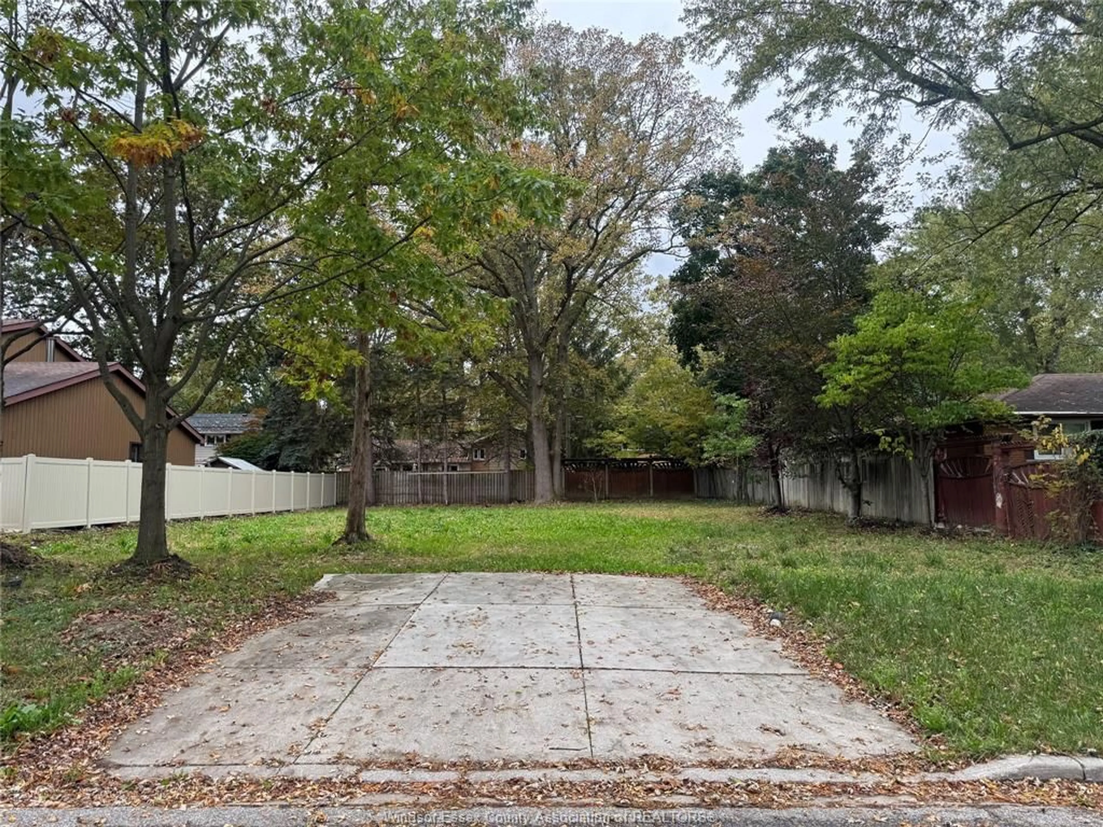 A pic from outside/outdoor area/front of a property/back of a property/a pic from drone, street for 3365 RANKIN, Windsor Ontario N9E 3C2