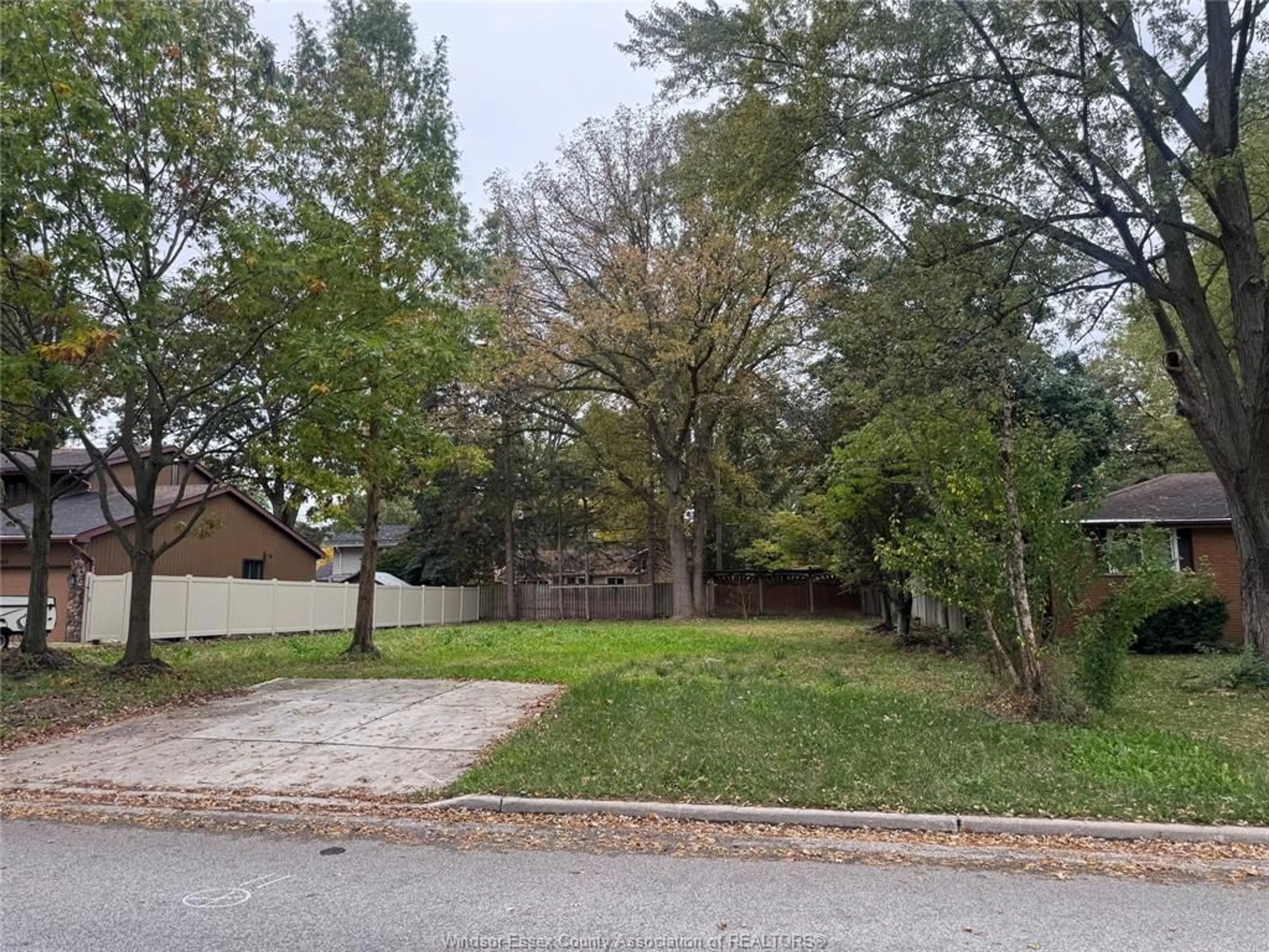 A pic from outside/outdoor area/front of a property/back of a property/a pic from drone, street for 3365 RANKIN, Windsor Ontario N9E 3C2