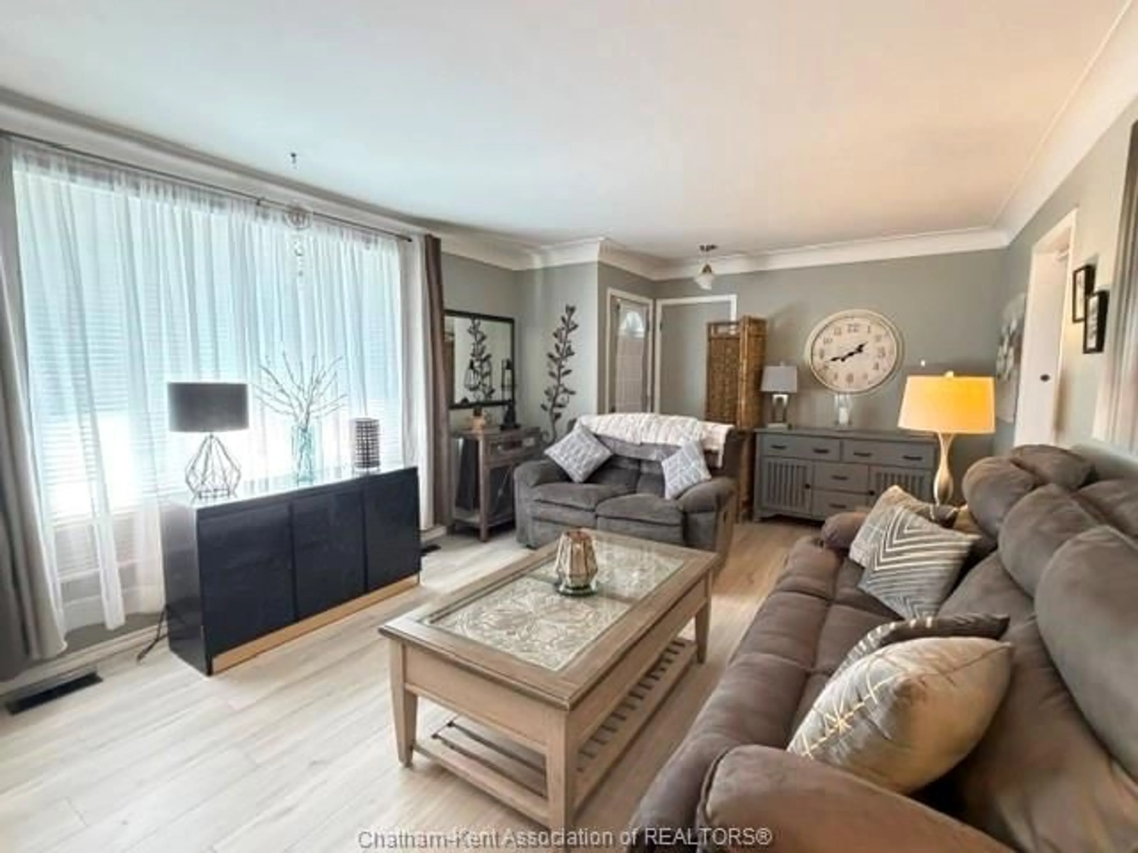 Living room with furniture, wood/laminate floor for 35 Sudbury Dr, Chatham Ontario N7L 2K1