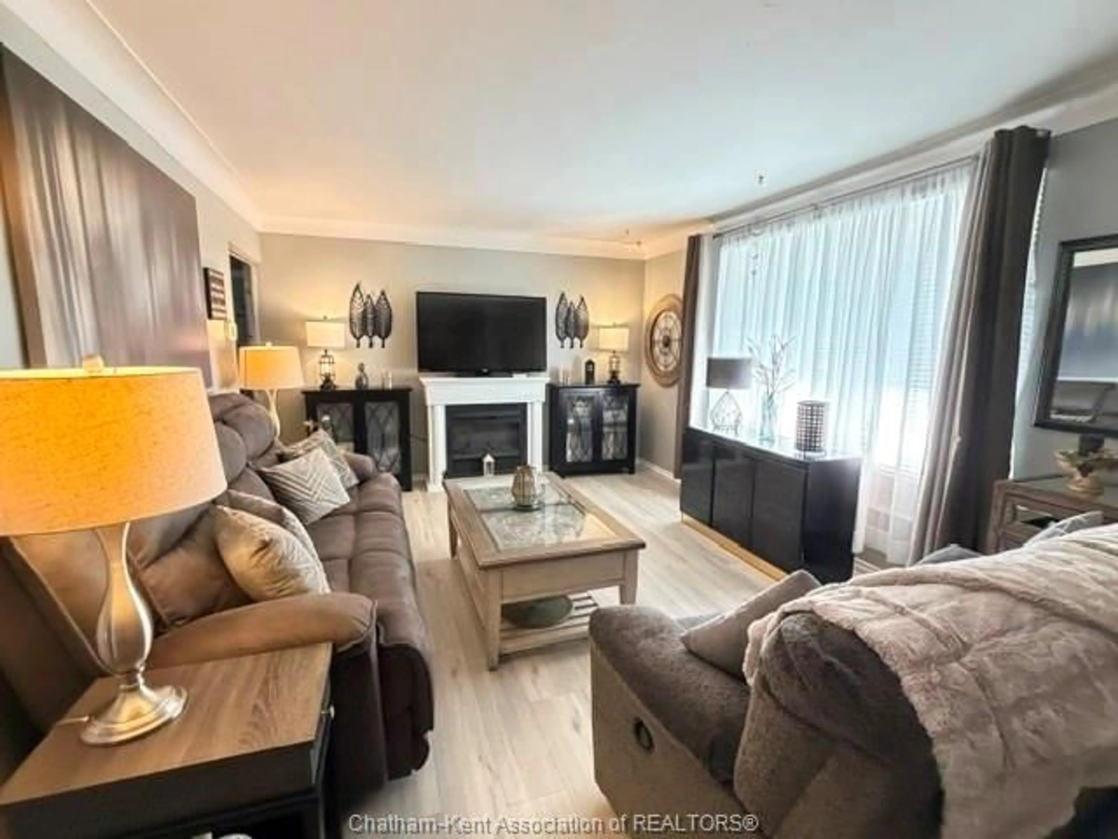 Living room with furniture, unknown for 35 Sudbury Dr, Chatham Ontario N7L 2K1