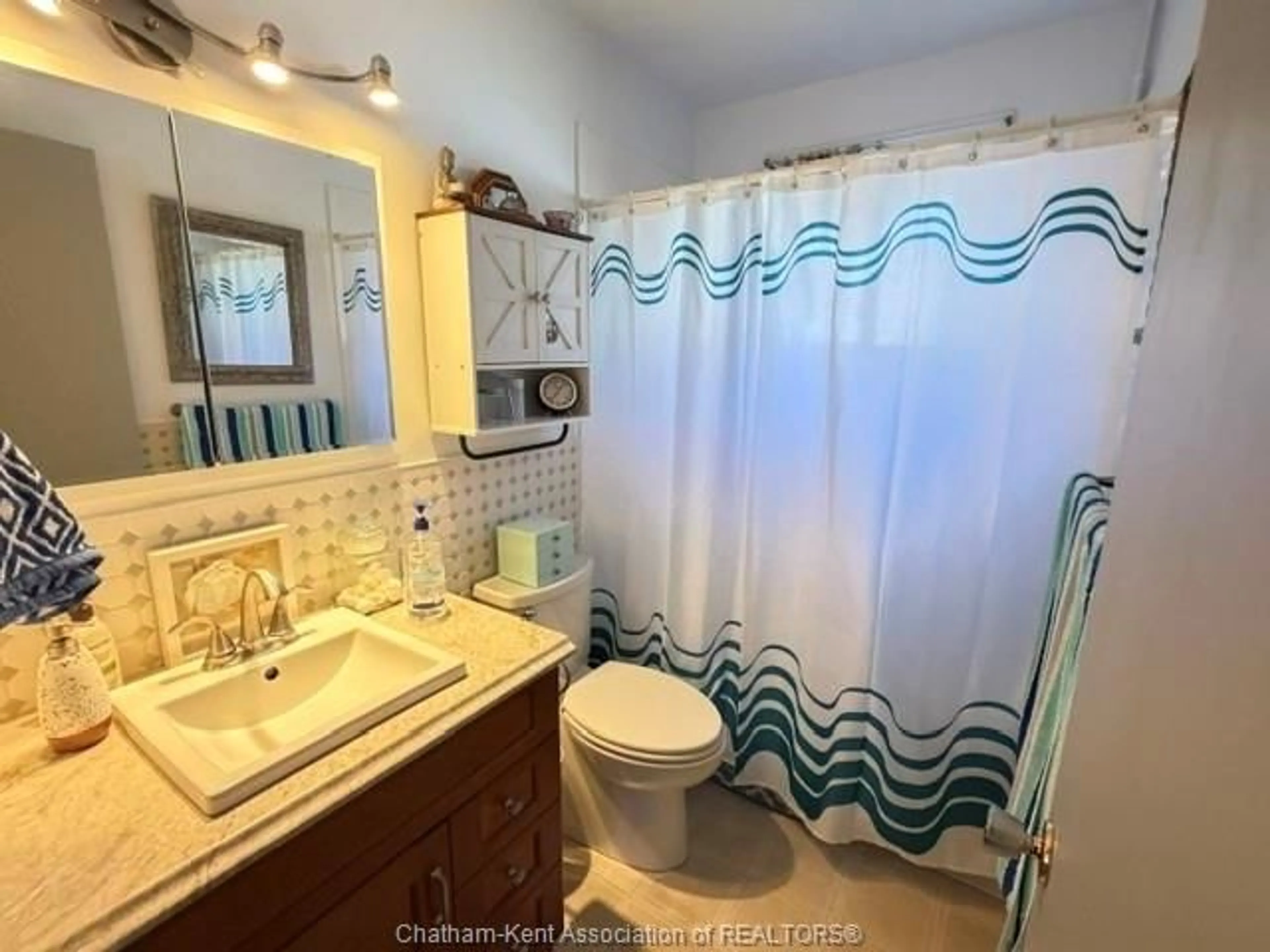 Standard bathroom, ceramic/tile floor for 35 Sudbury Dr, Chatham Ontario N7L 2K1