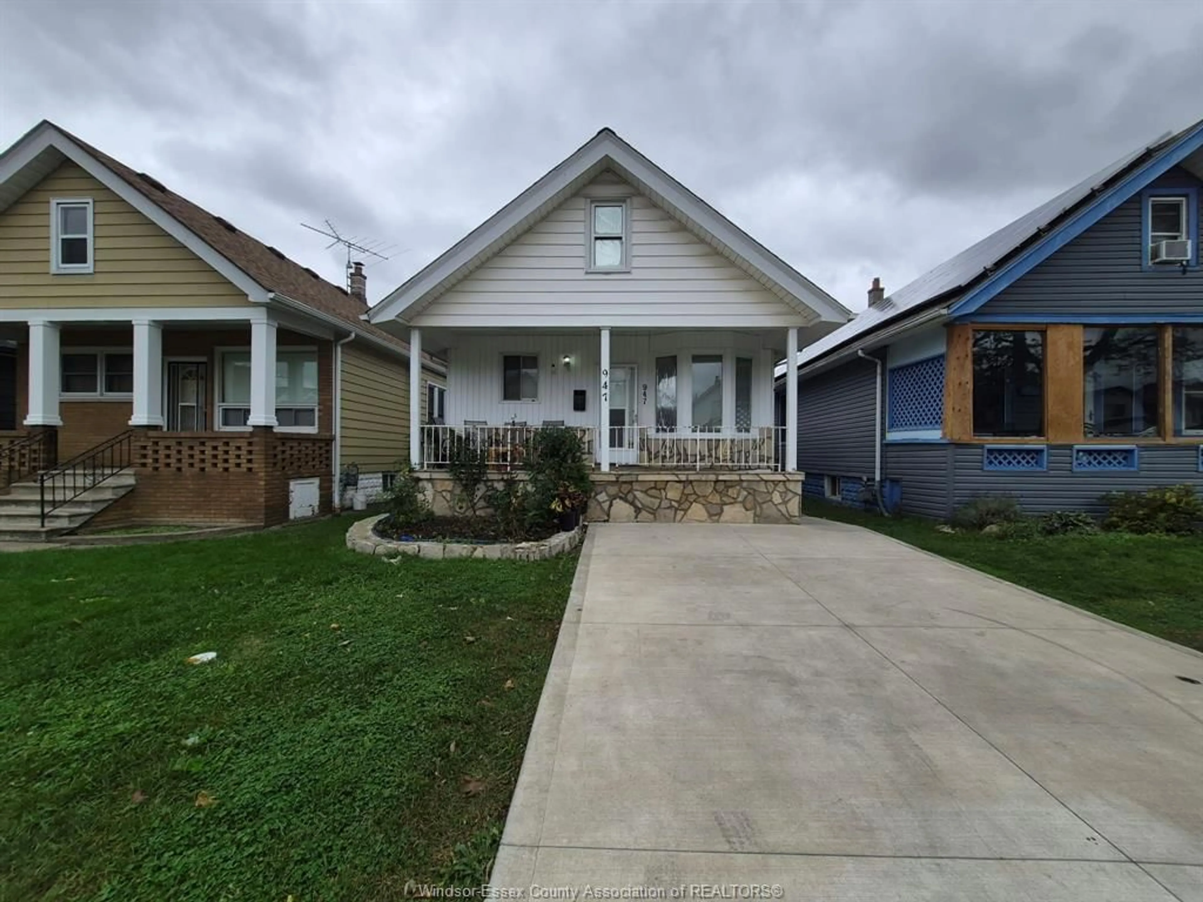 Home with vinyl exterior material, street for 947 ELSMERE, Windsor Ontario N9A 2A8