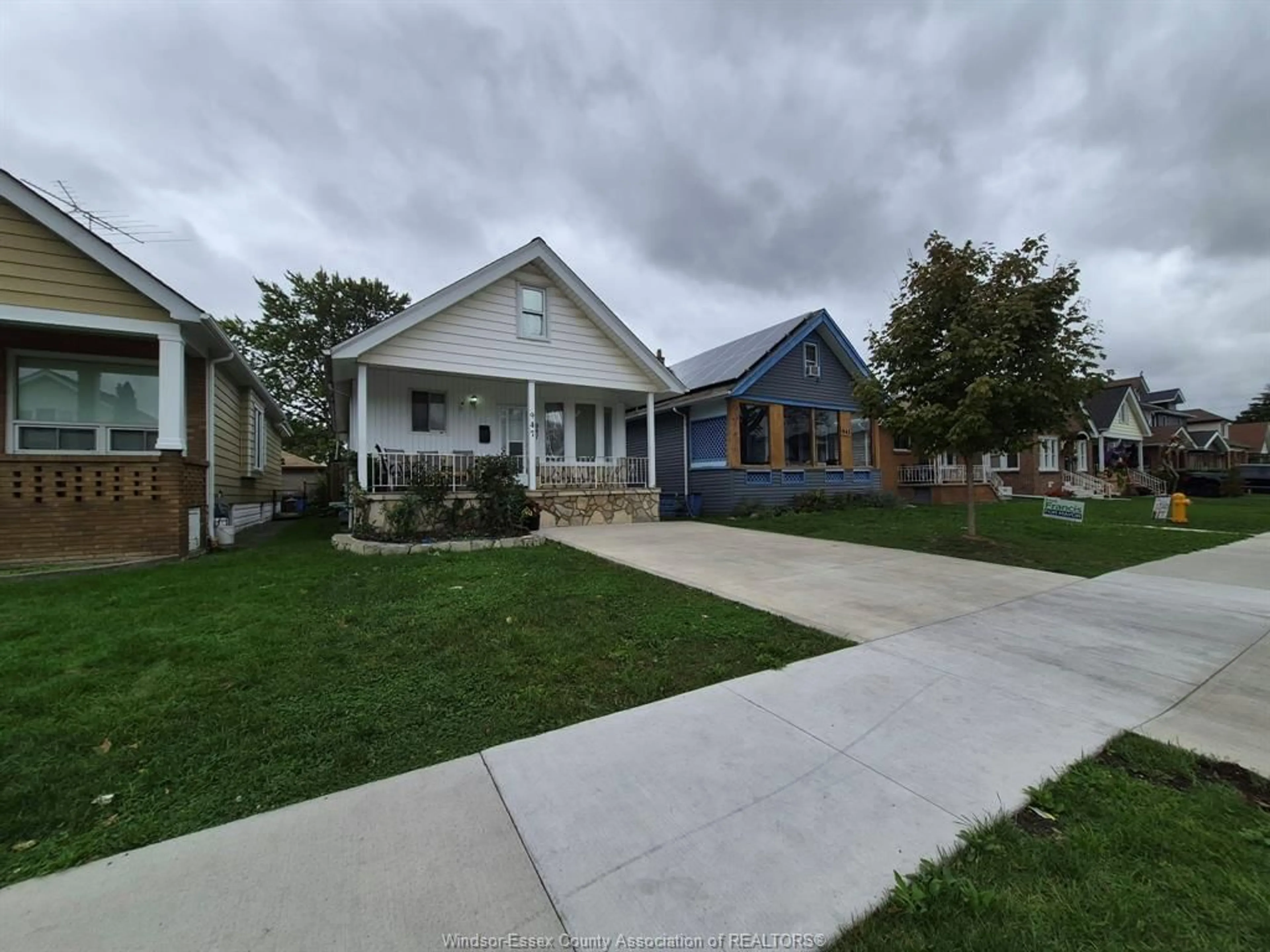 Home with vinyl exterior material, street for 947 ELSMERE, Windsor Ontario N9A 2A8