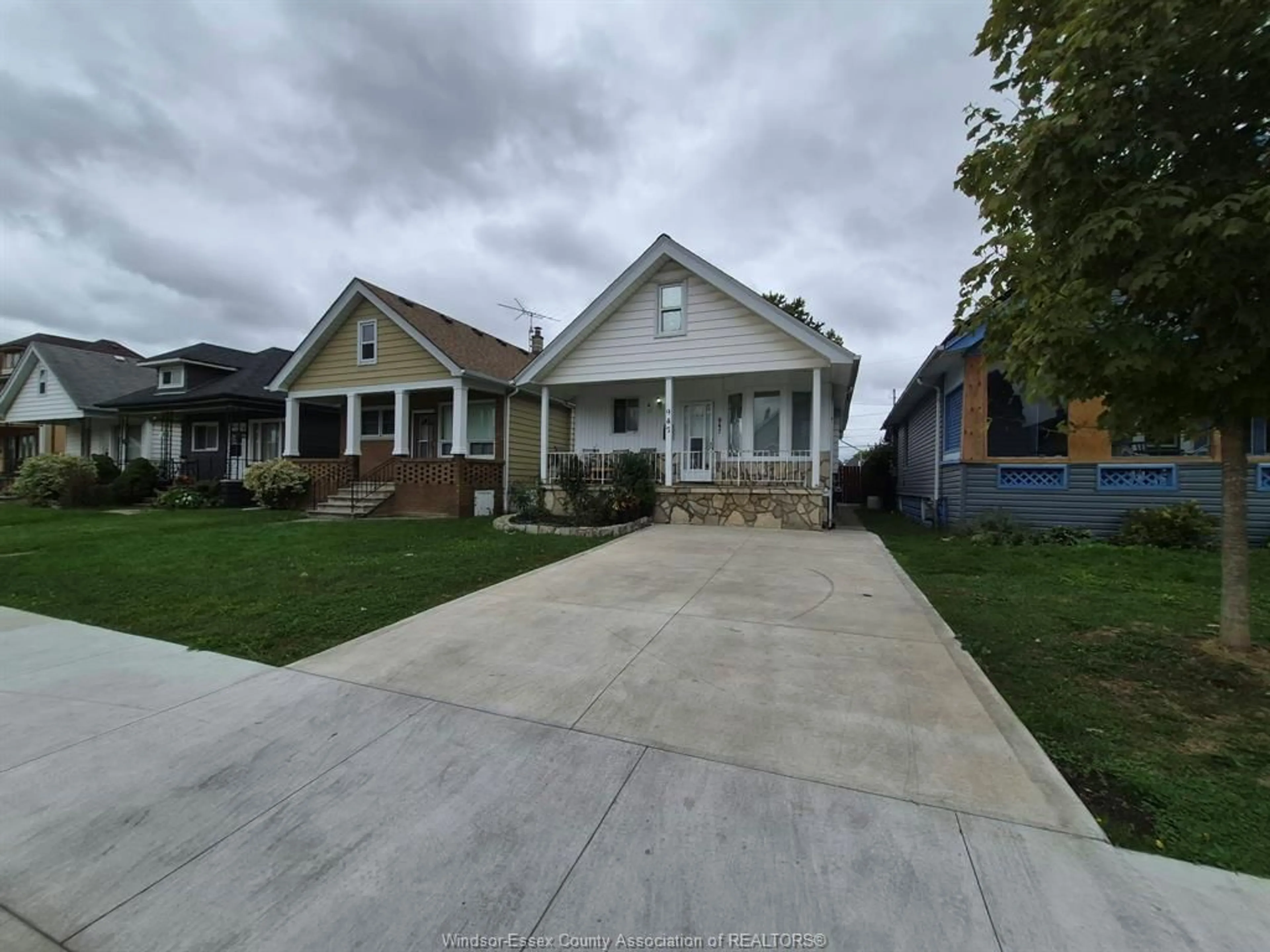 A pic from outside/outdoor area/front of a property/back of a property/a pic from drone, street for 947 ELSMERE, Windsor Ontario N9A 2A8