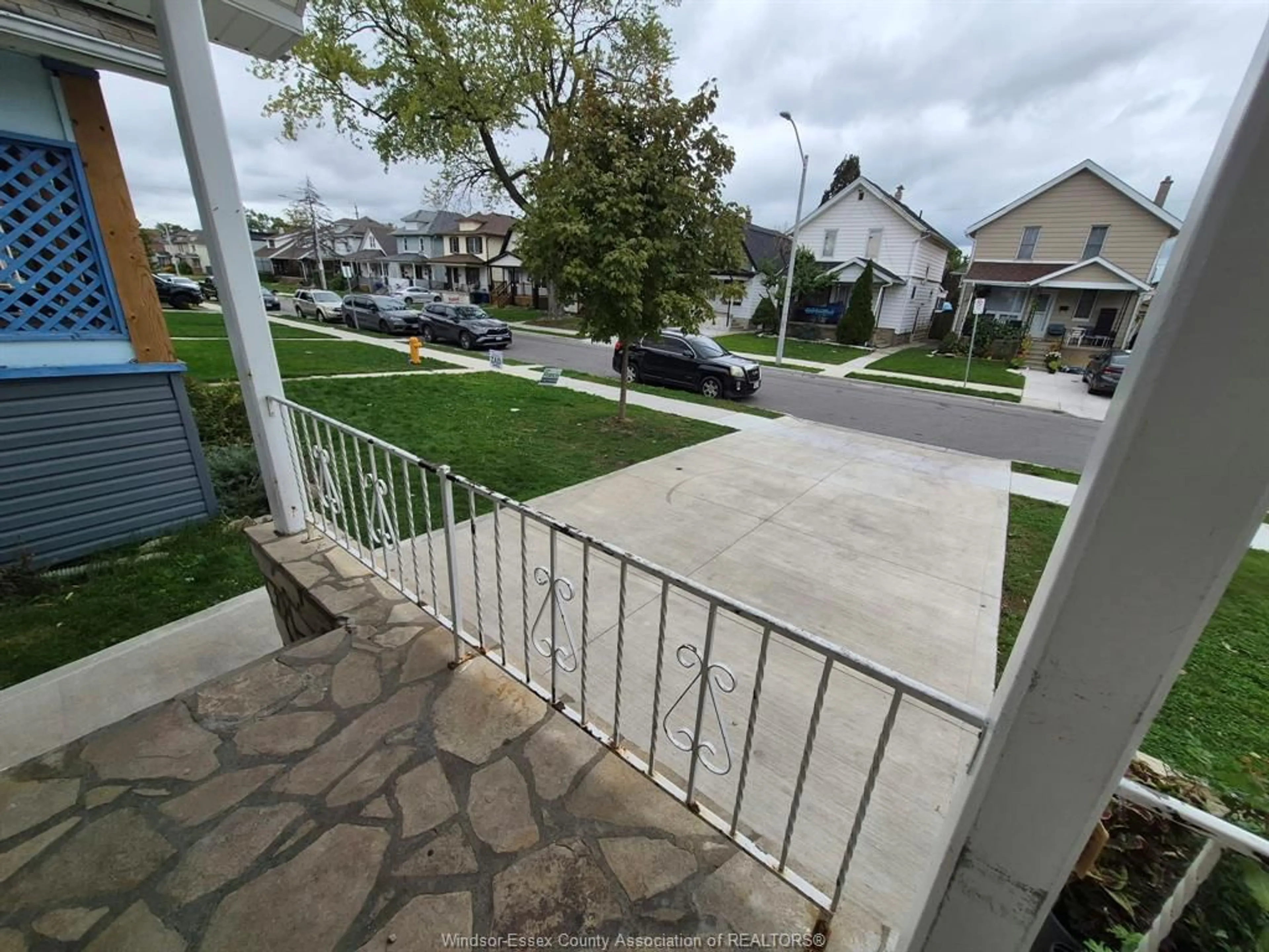 A pic from outside/outdoor area/front of a property/back of a property/a pic from drone, street for 947 ELSMERE, Windsor Ontario N9A 2A8