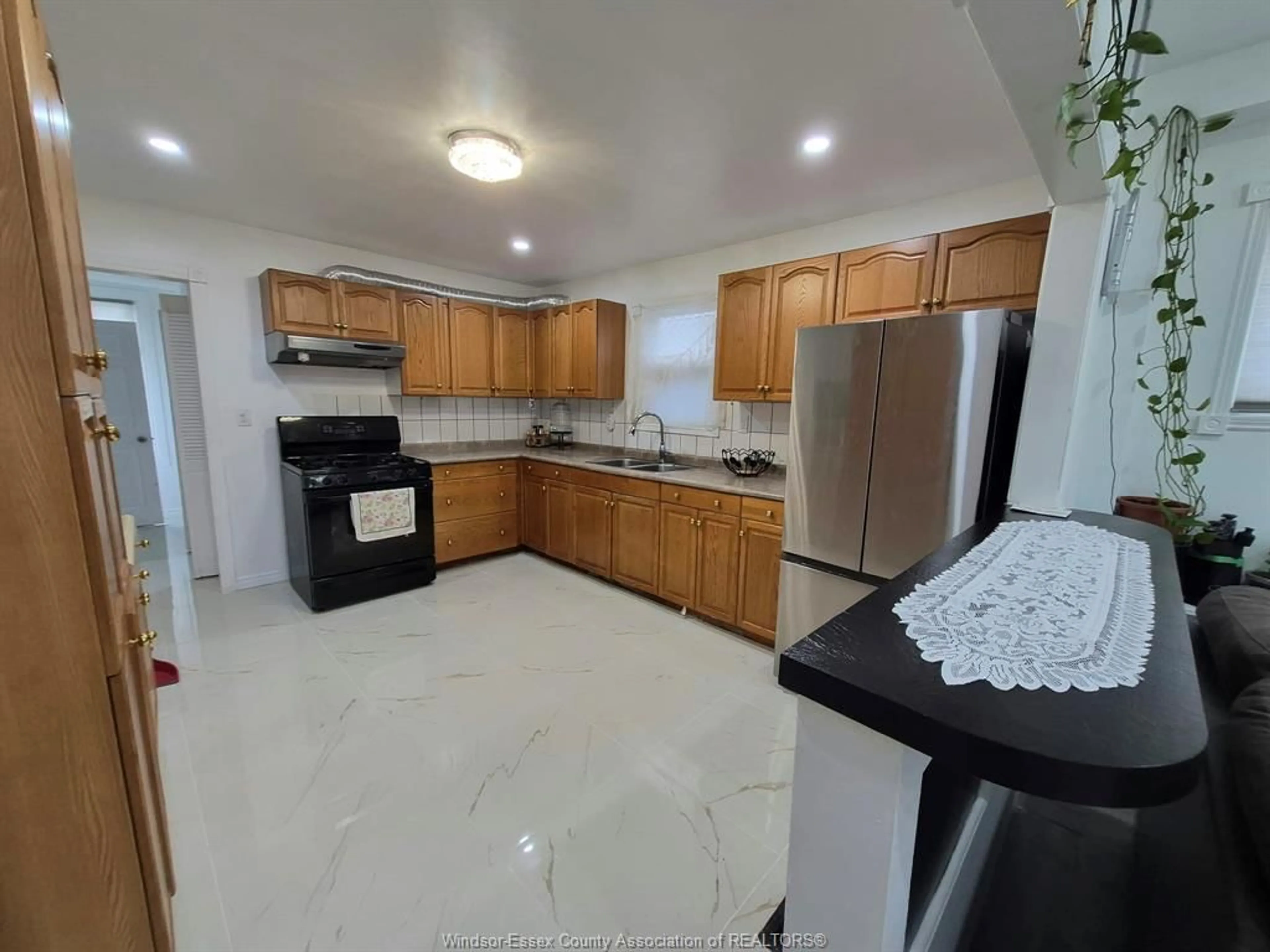 Standard kitchen, ceramic/tile floor for 947 ELSMERE, Windsor Ontario N9A 2A8