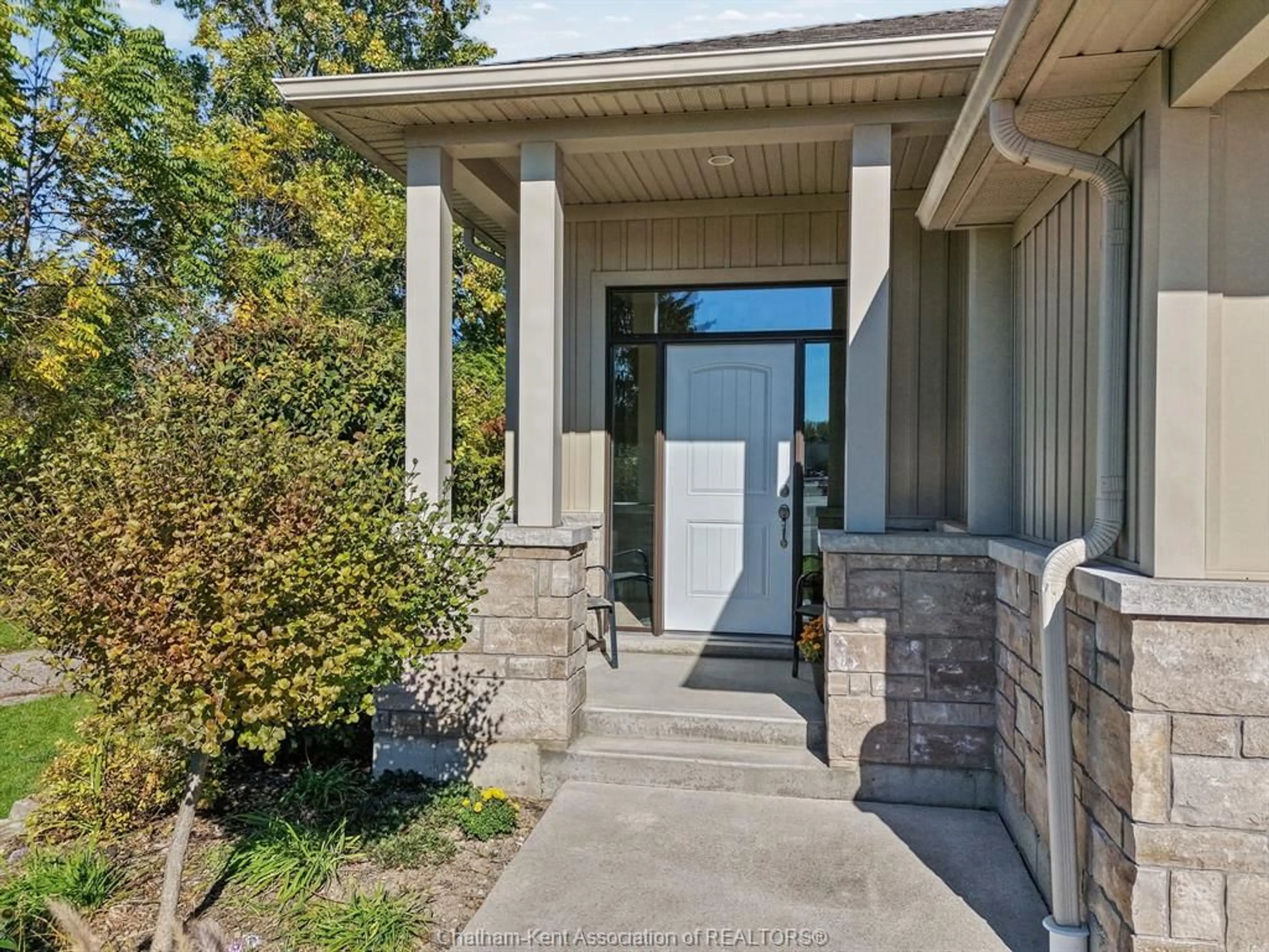 Indoor entryway for 75 Landings Pass, Chatham Ontario N7L 5P9