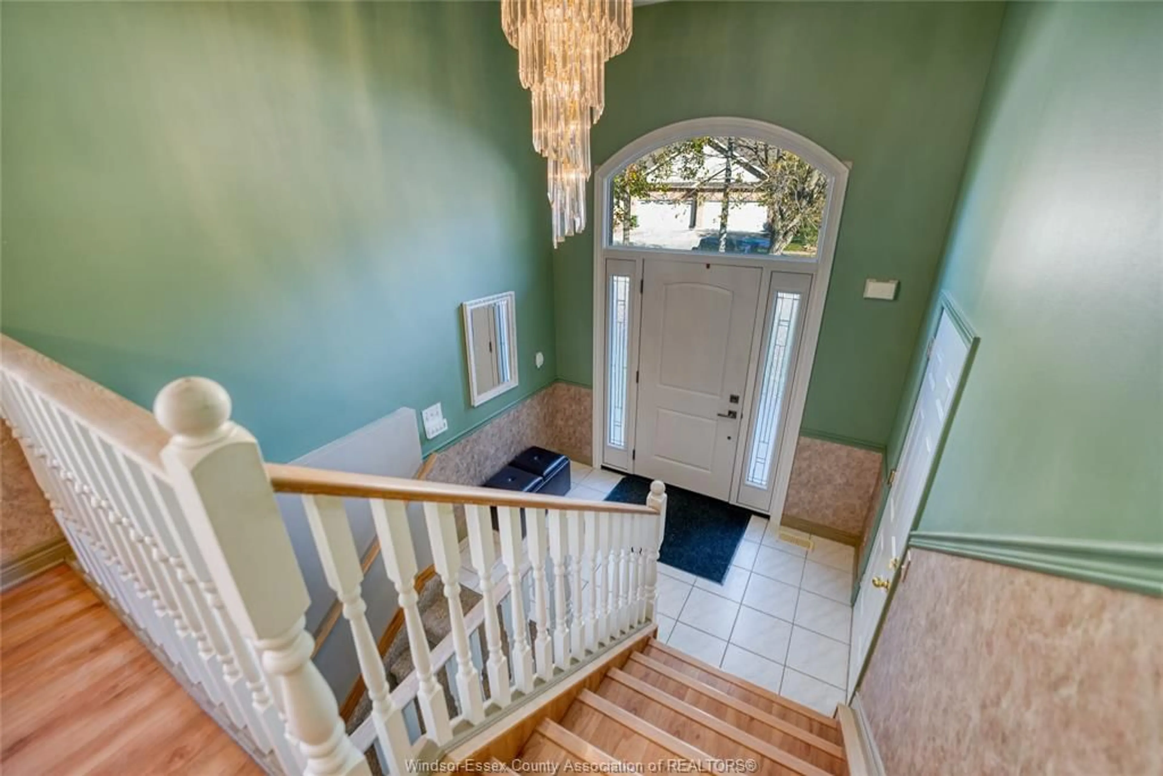 Indoor entryway for 1583 CHATEAU Ave, Windsor Ontario N8P 1M4