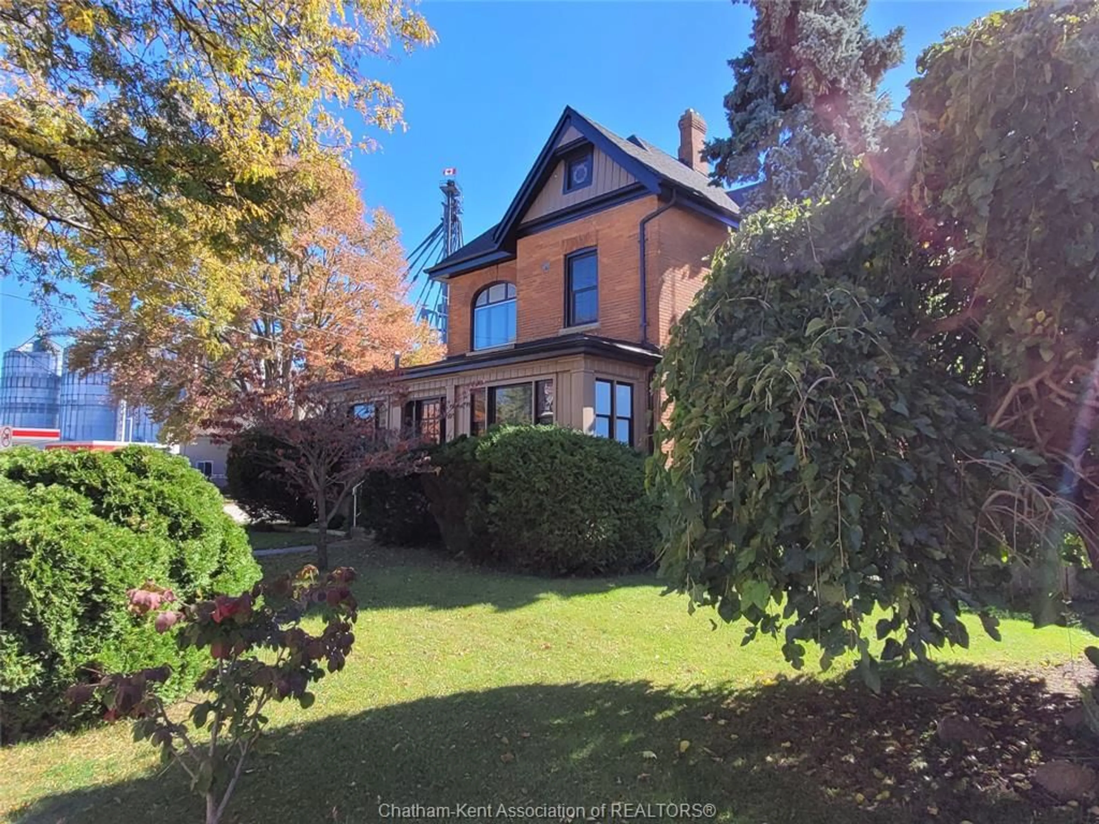 A pic from outside/outdoor area/front of a property/back of a property/a pic from drone, street for 61 LONDON Rd, Thamesville Ontario N0P 2K0