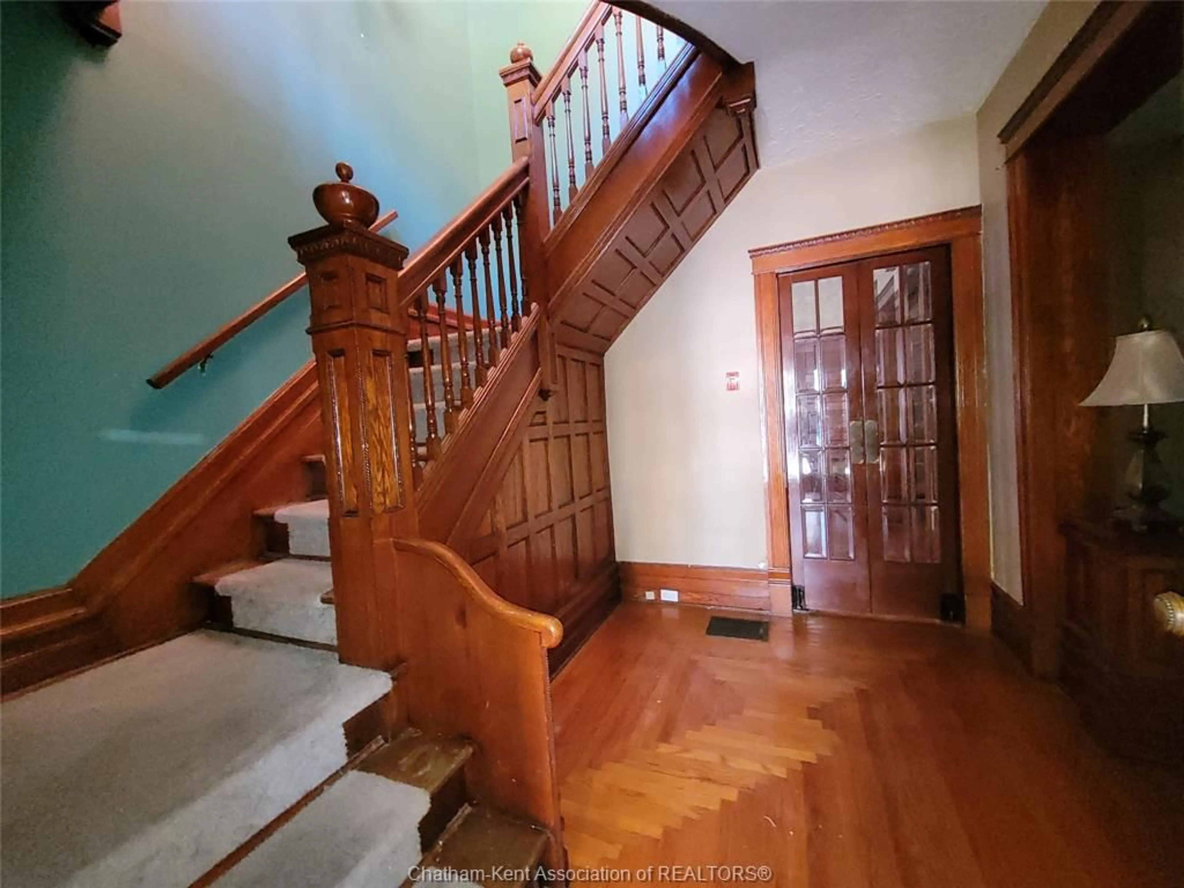 Indoor foyer for 61 LONDON Rd, Thamesville Ontario N0P 2K0