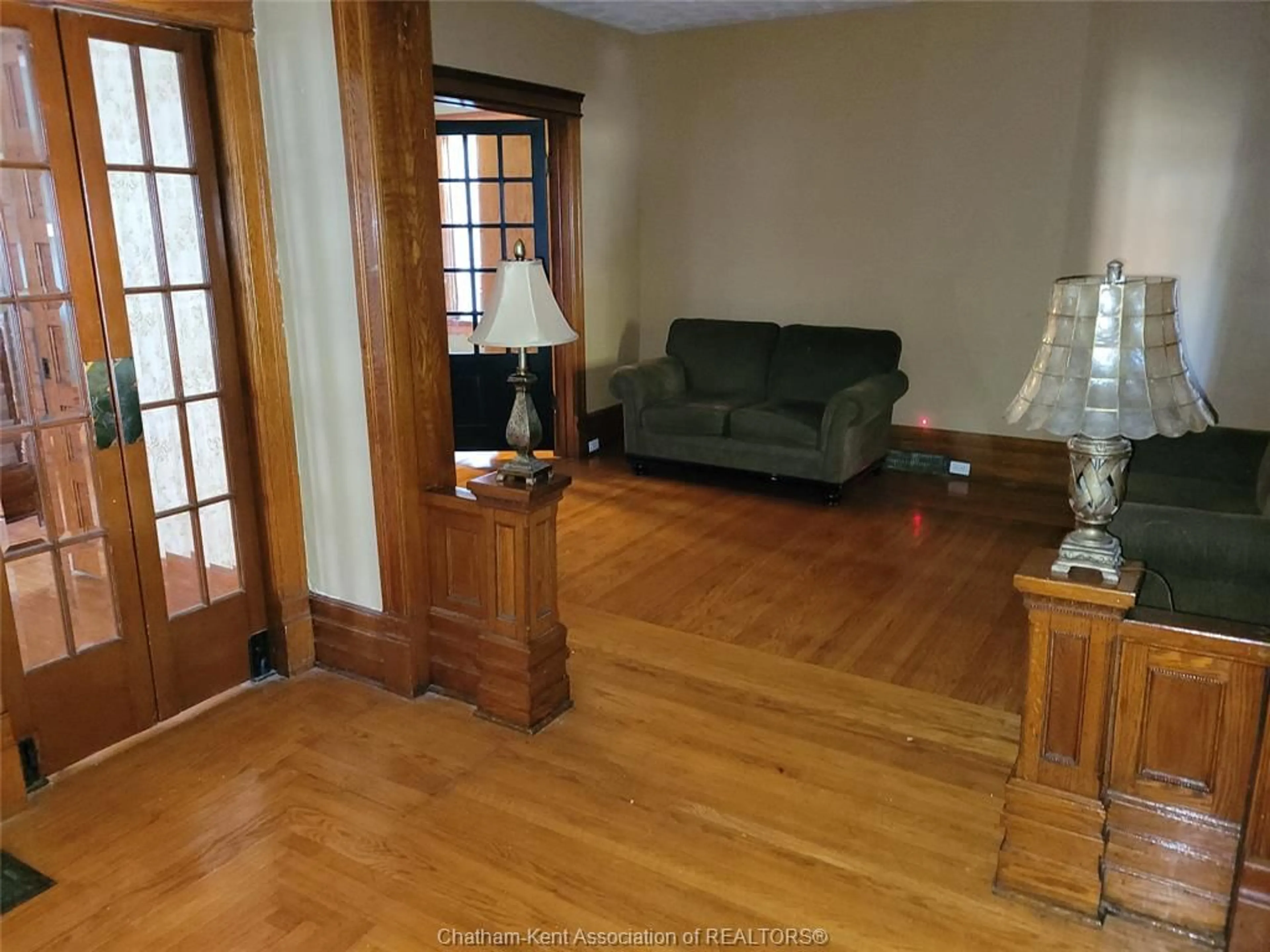 Living room with furniture, wood/laminate floor for 61 LONDON Rd, Thamesville Ontario N0P 2K0