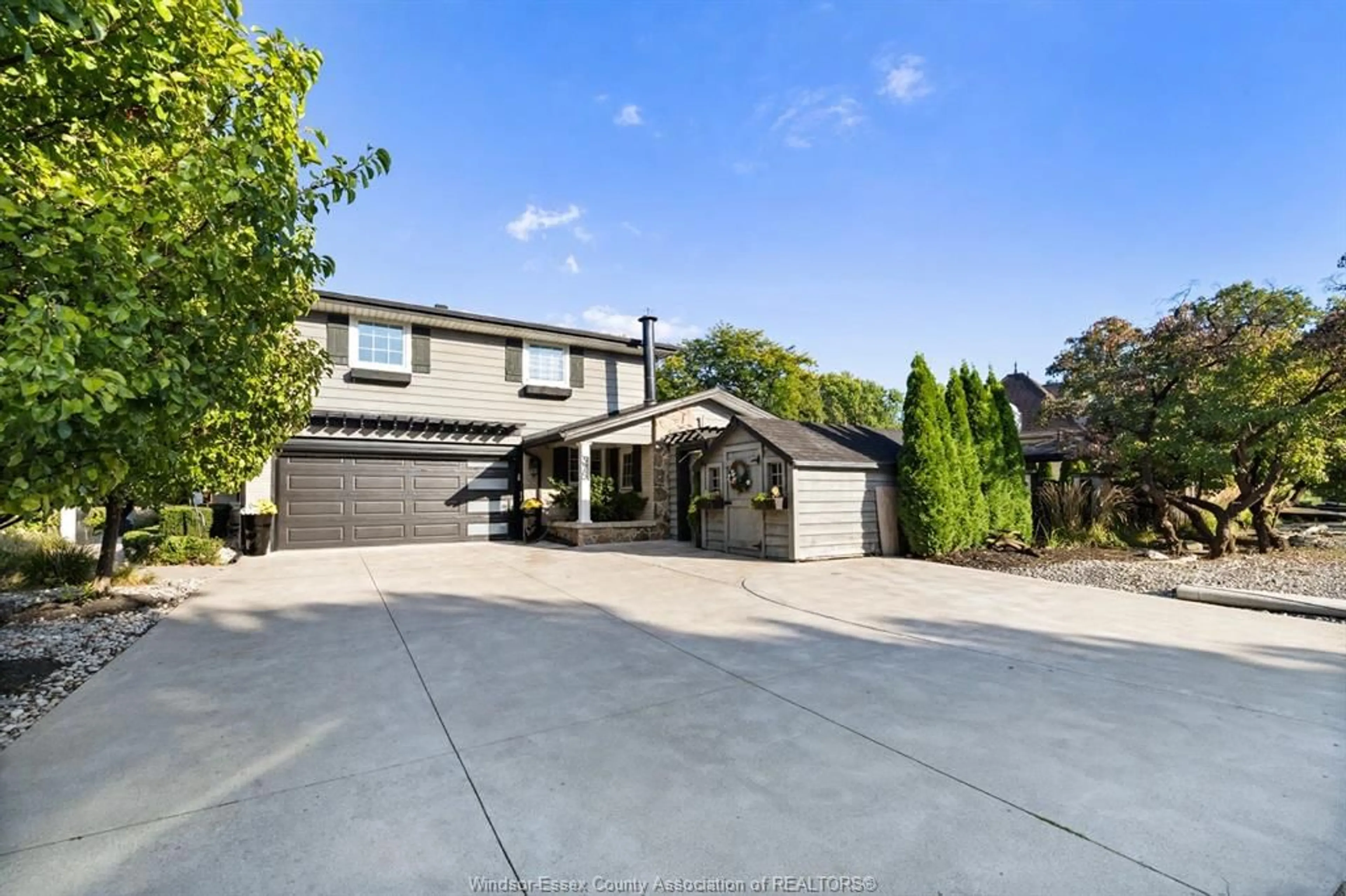 A pic from outside/outdoor area/front of a property/back of a property/a pic from drone, street for 375 RUSSELL WOODS Dr, Lakeshore Ontario N8N 3S6