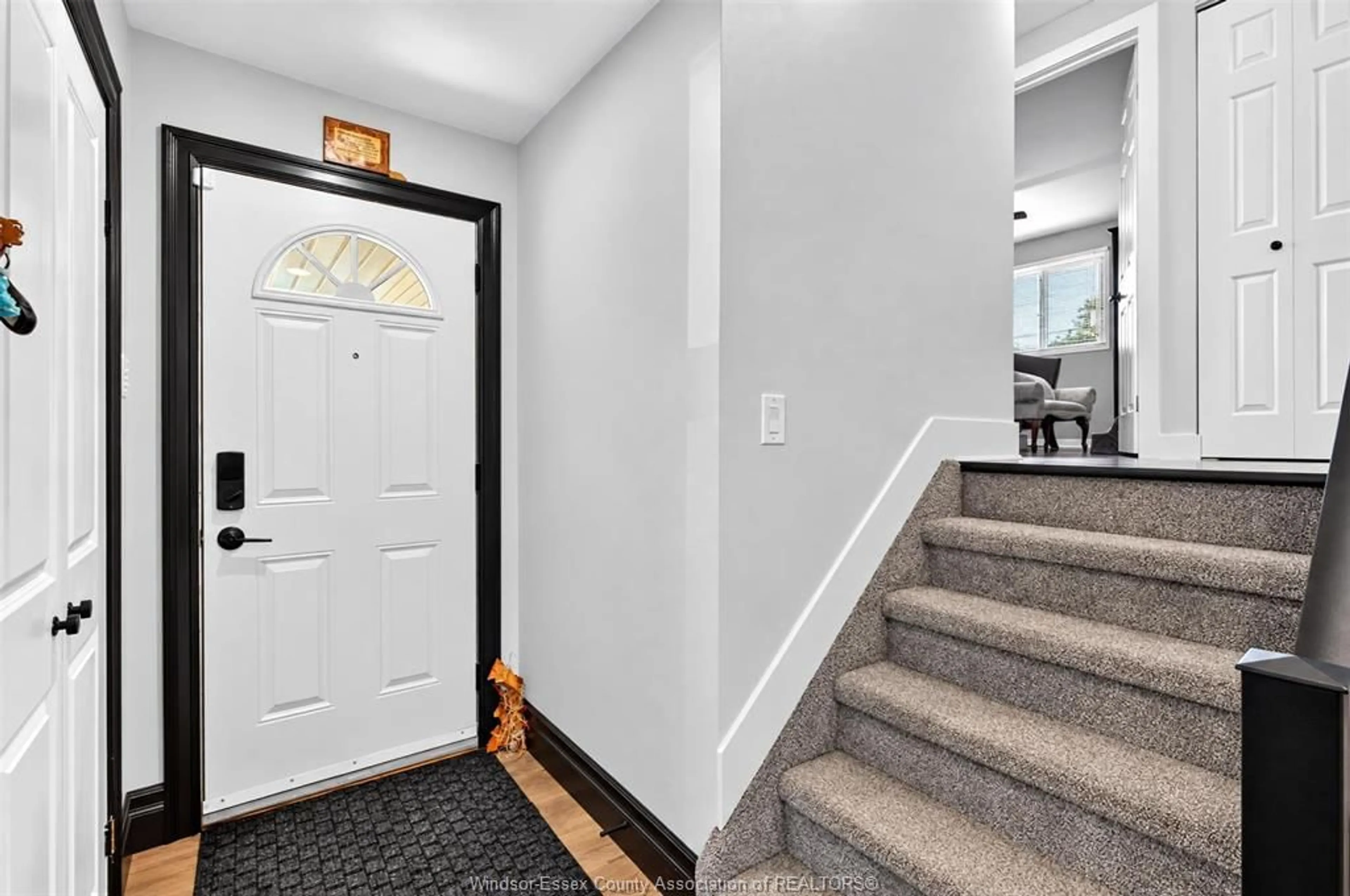 Indoor entryway for 2675 JEFFERSON Blvd, Windsor Ontario N8T 3E7