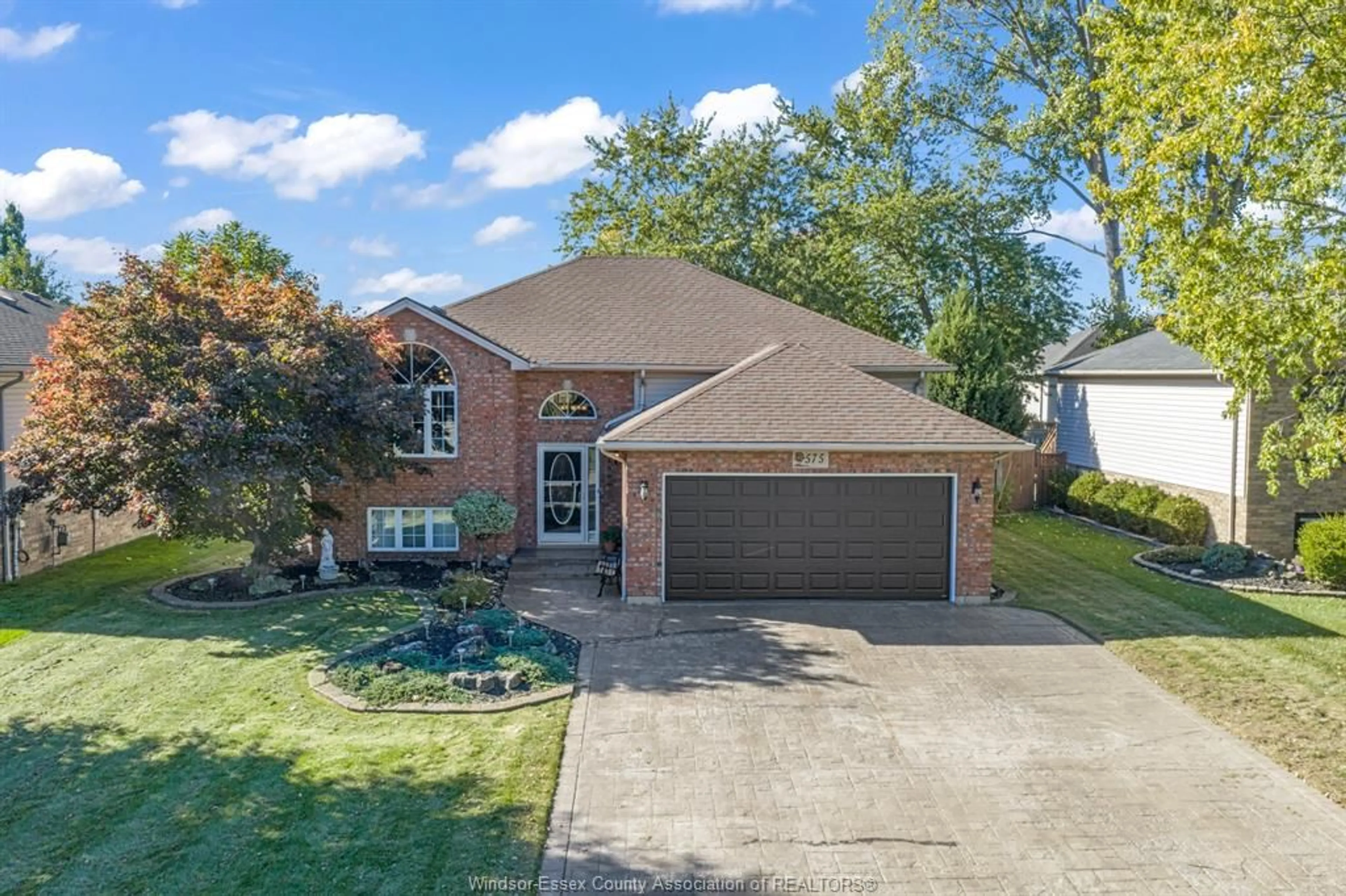 A pic from outside/outdoor area/front of a property/back of a property/a pic from drone, street for 575 CARNEGIE, LaSalle Ontario N9J 3P6