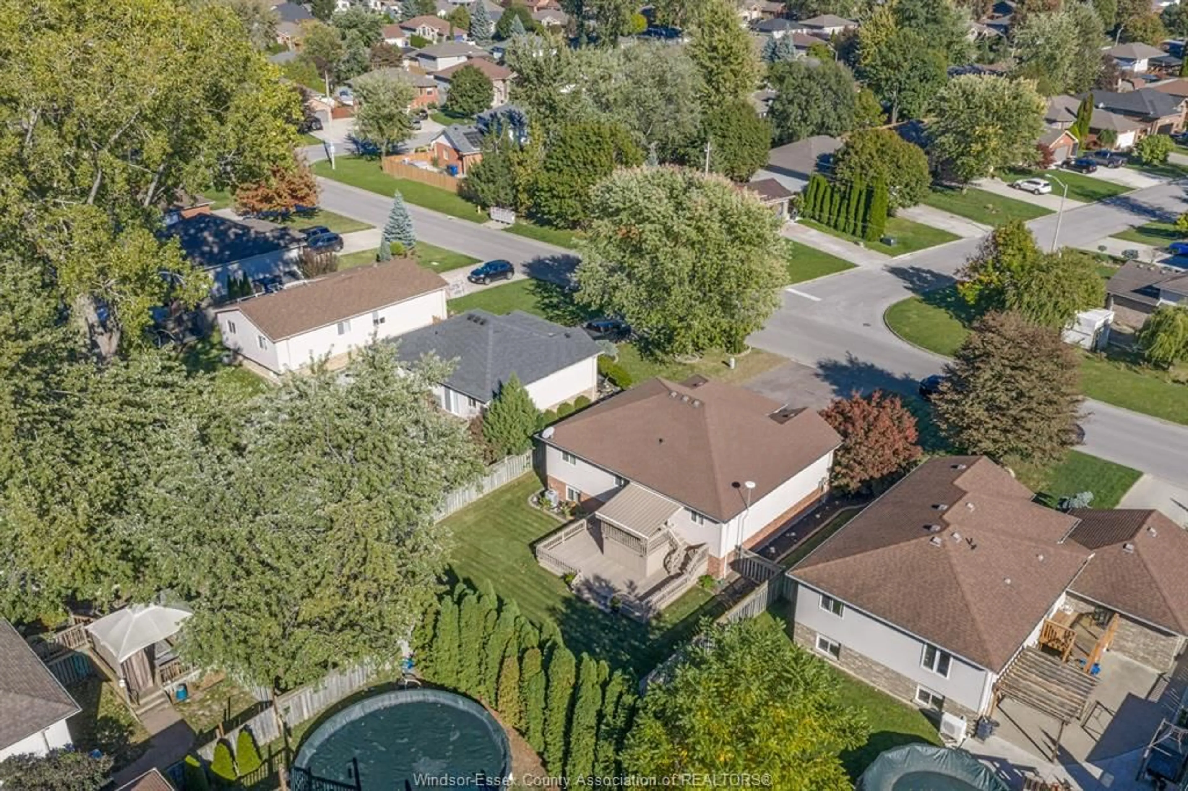 A pic from outside/outdoor area/front of a property/back of a property/a pic from drone, street for 575 CARNEGIE, LaSalle Ontario N9J 3P6