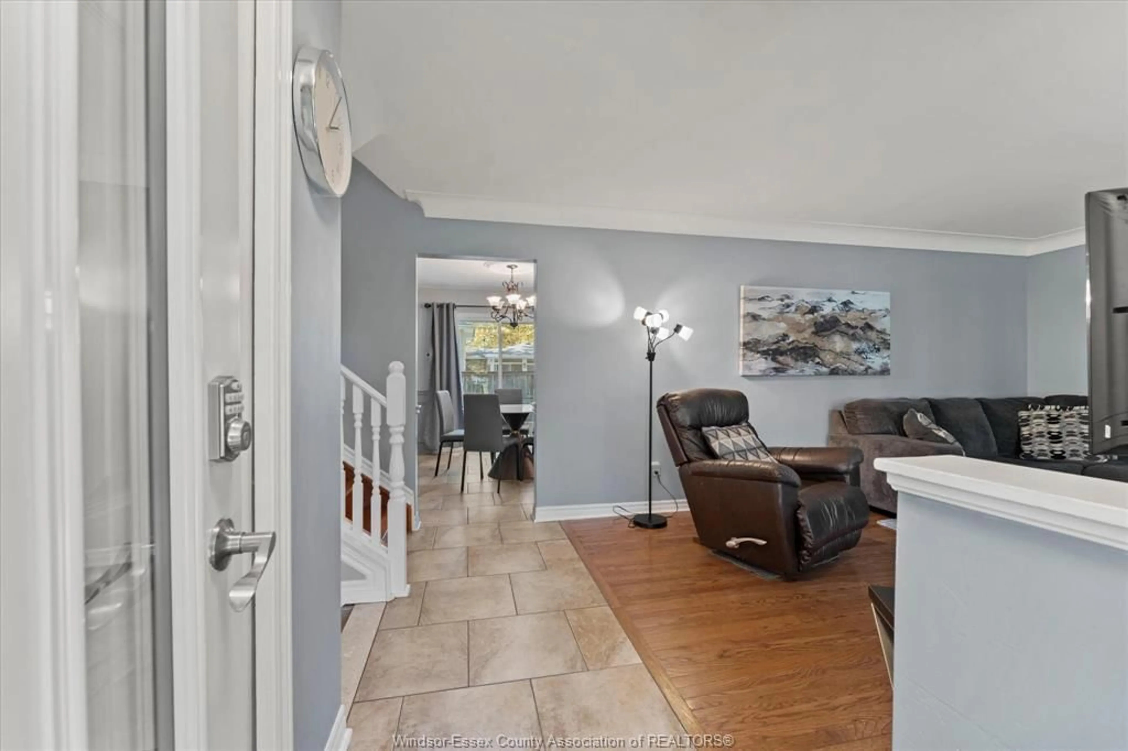 Indoor entryway for 5874 DALTON Ave, LaSalle Ontario N9H 1N1