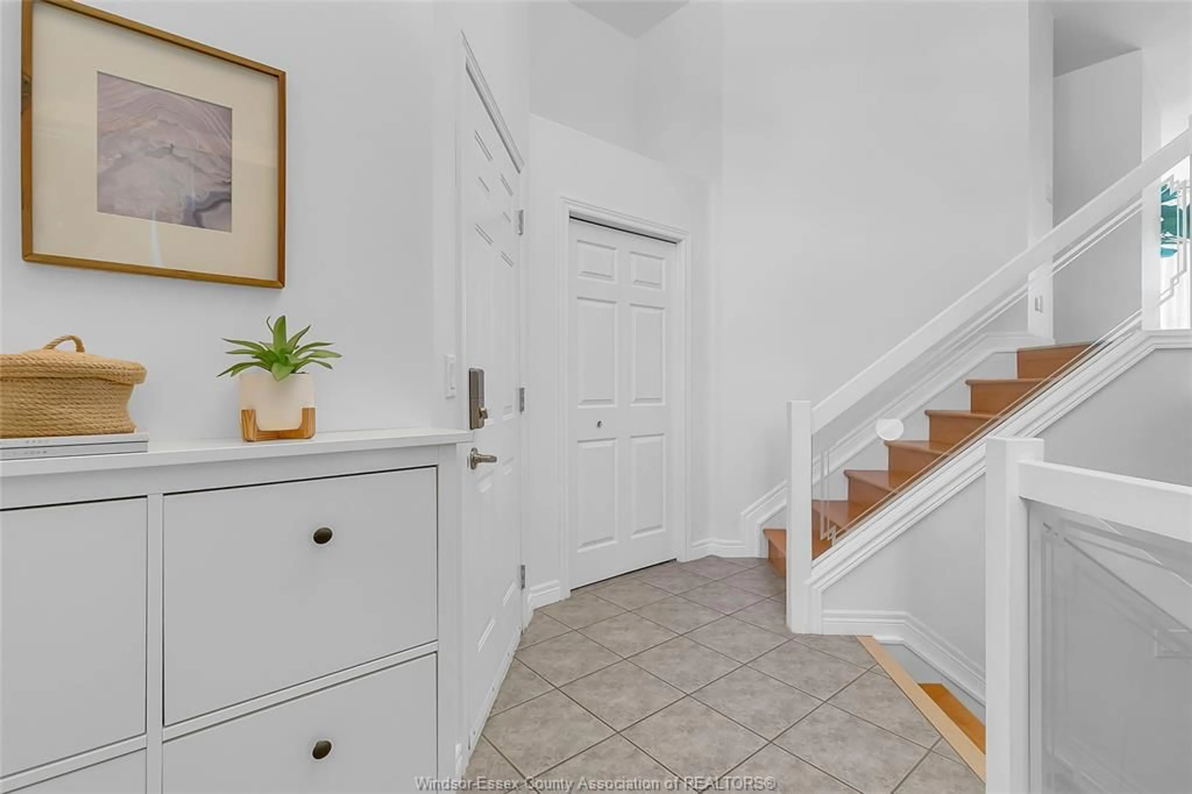 Indoor entryway for 2955 RUTH Rd, Windsor Ontario N8R 2K7