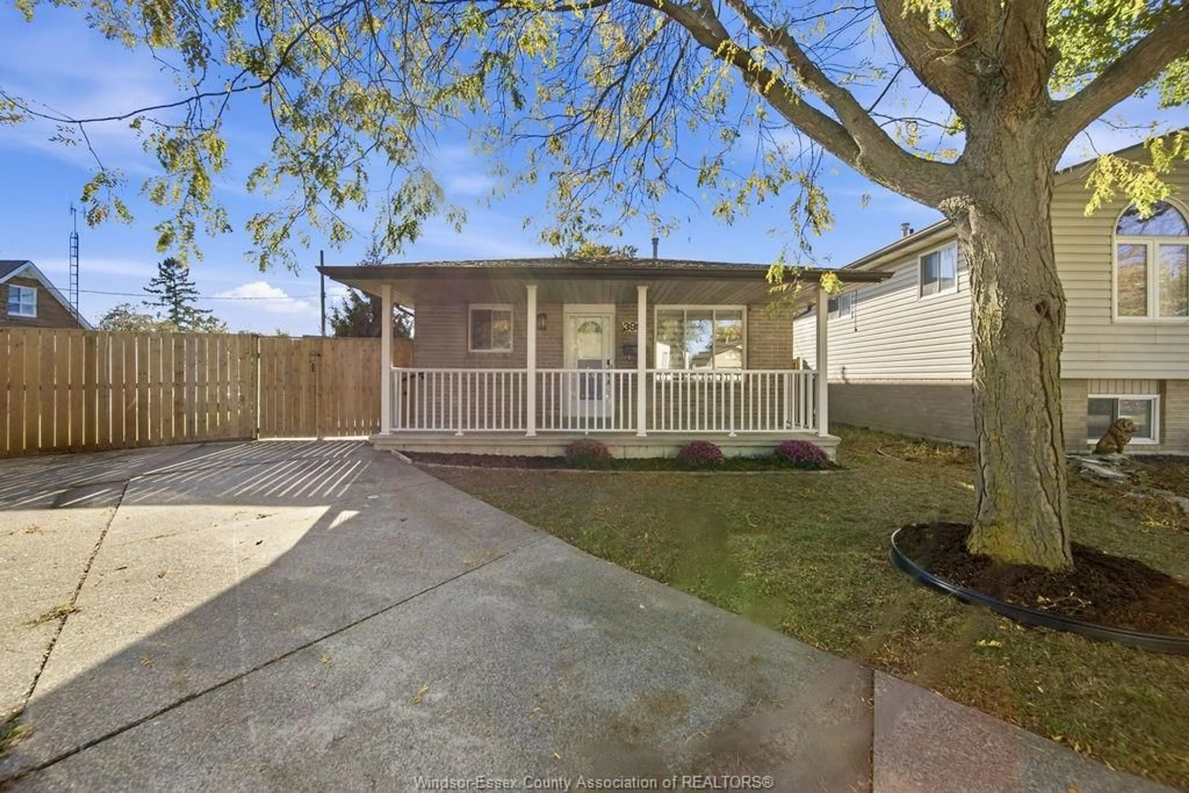 A pic from outside/outdoor area/front of a property/back of a property/a pic from drone, street for 3981 BLISS Rd, Windsor Ontario N8W 3C5