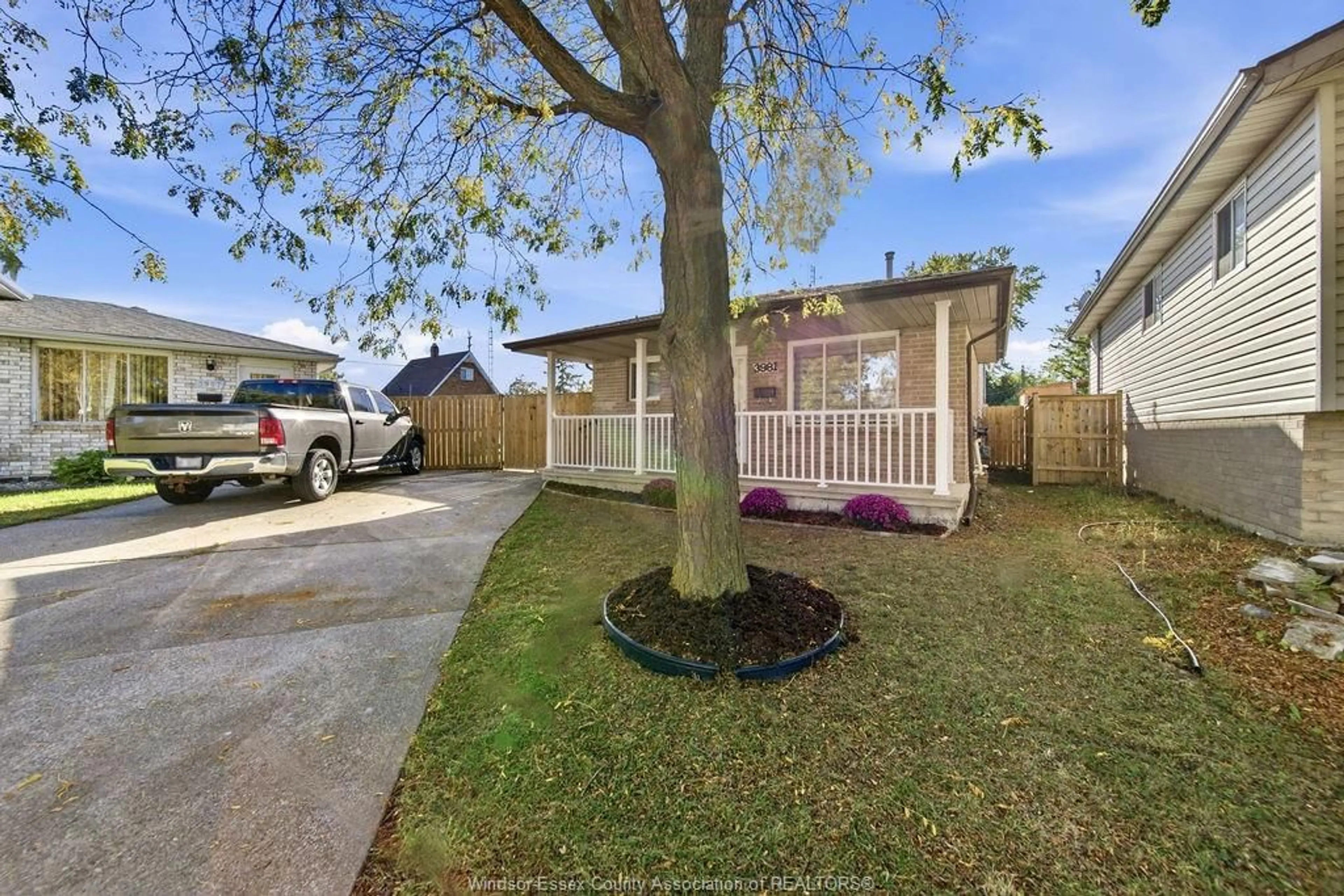 A pic from outside/outdoor area/front of a property/back of a property/a pic from drone, street for 3981 BLISS Rd, Windsor Ontario N8W 3C5
