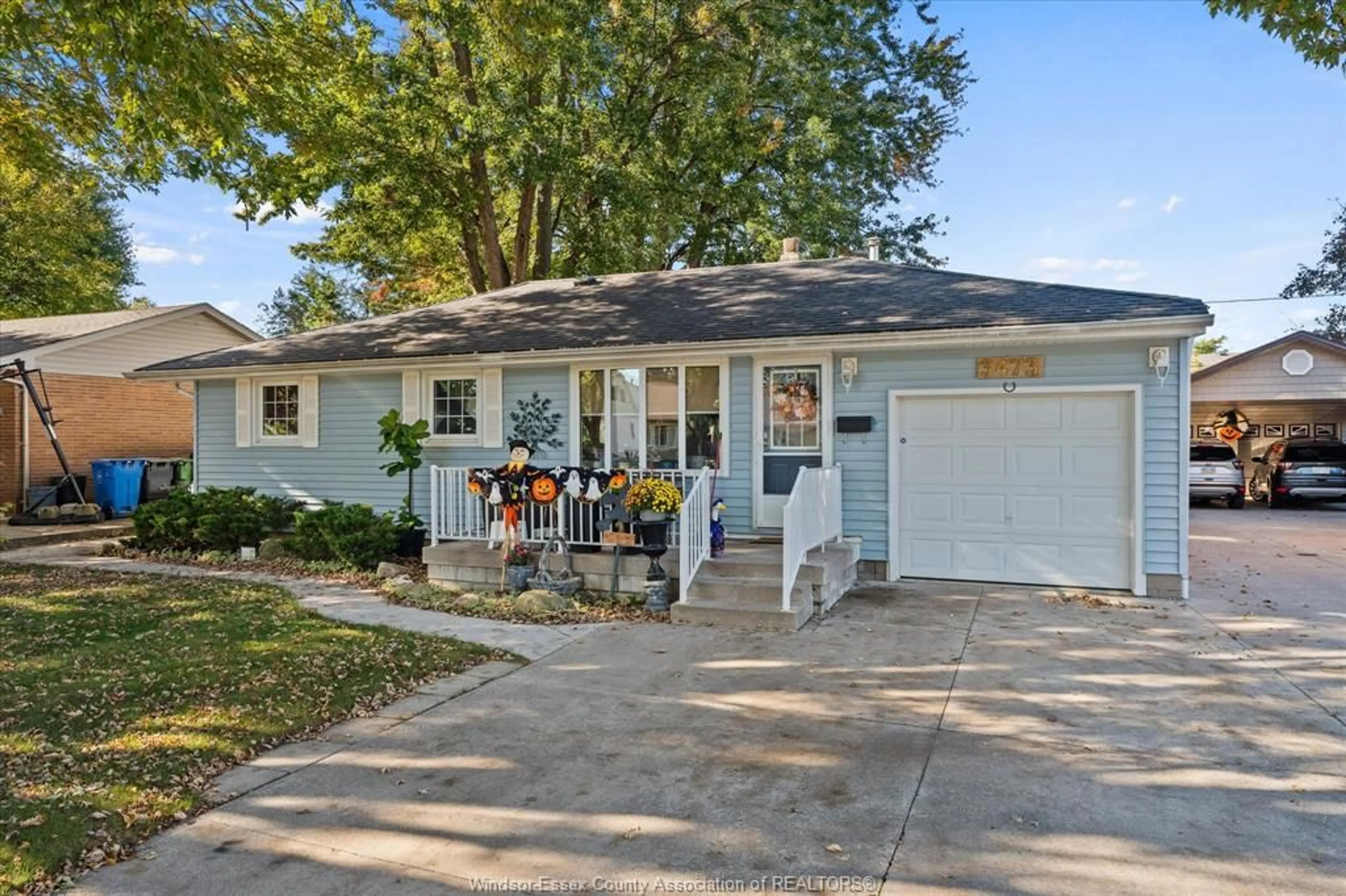 Home with vinyl exterior material, street for 3473 BLISS, Windsor Ontario N8W 3B5