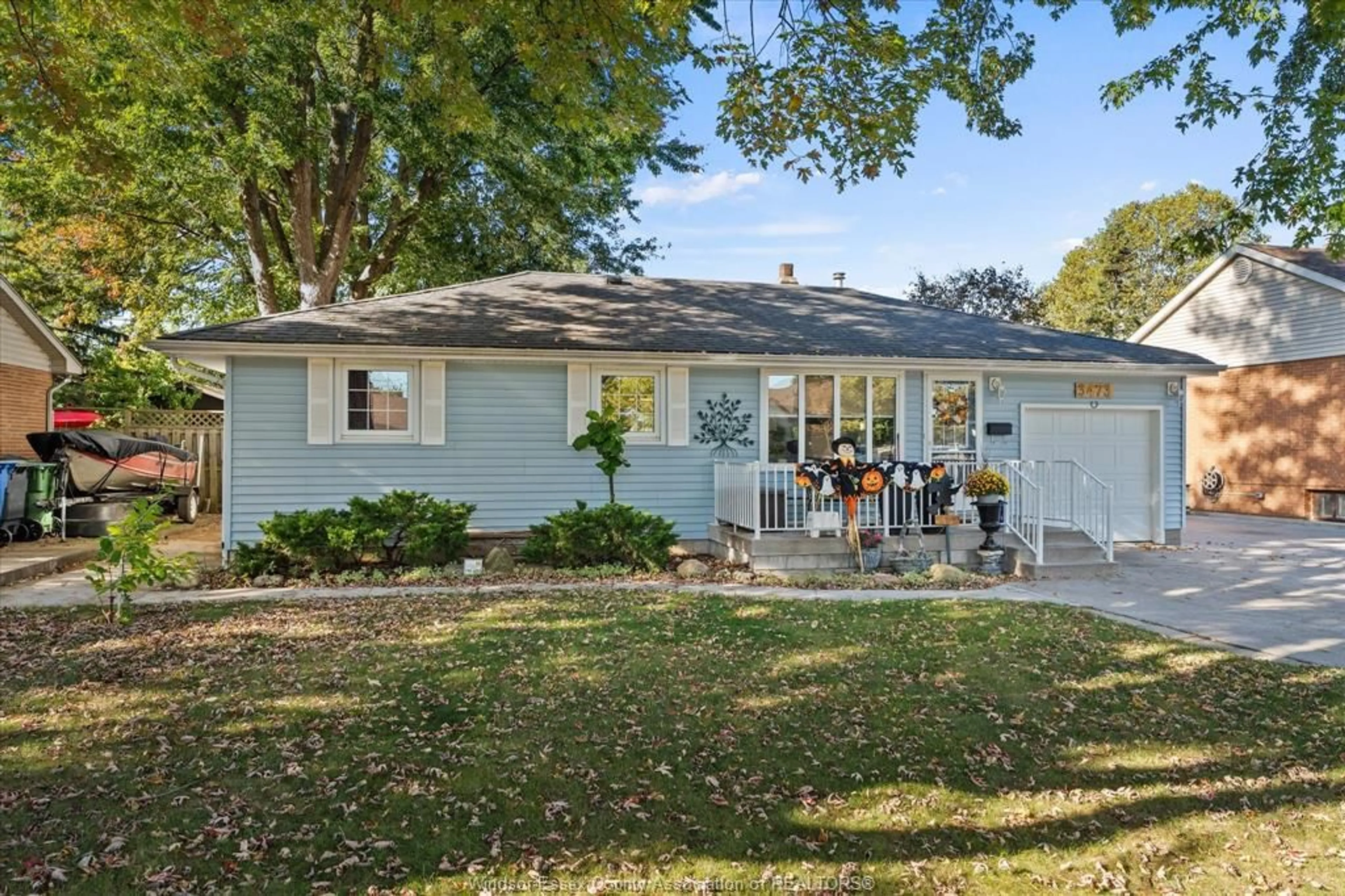Home with vinyl exterior material, unknown for 3473 BLISS, Windsor Ontario N8W 3B5