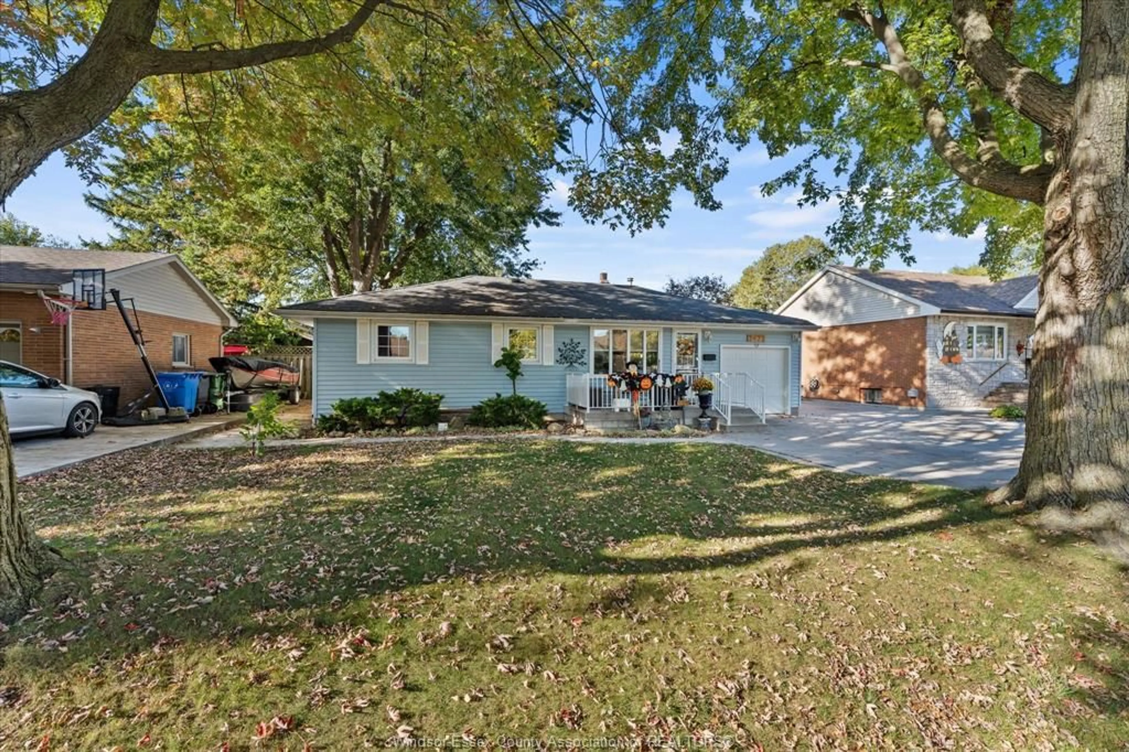 A pic from outside/outdoor area/front of a property/back of a property/a pic from drone, street for 3473 BLISS, Windsor Ontario N8W 3B5