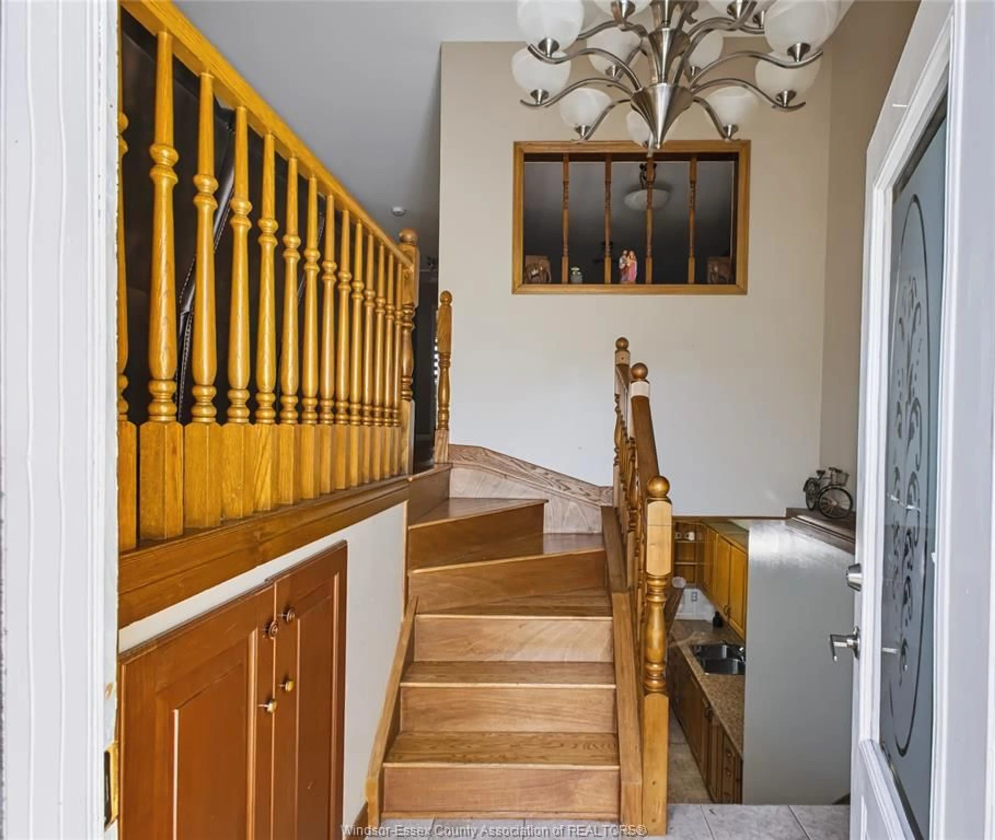 Indoor foyer for 726 SANDISON, Windsor Ontario N9E 4T2