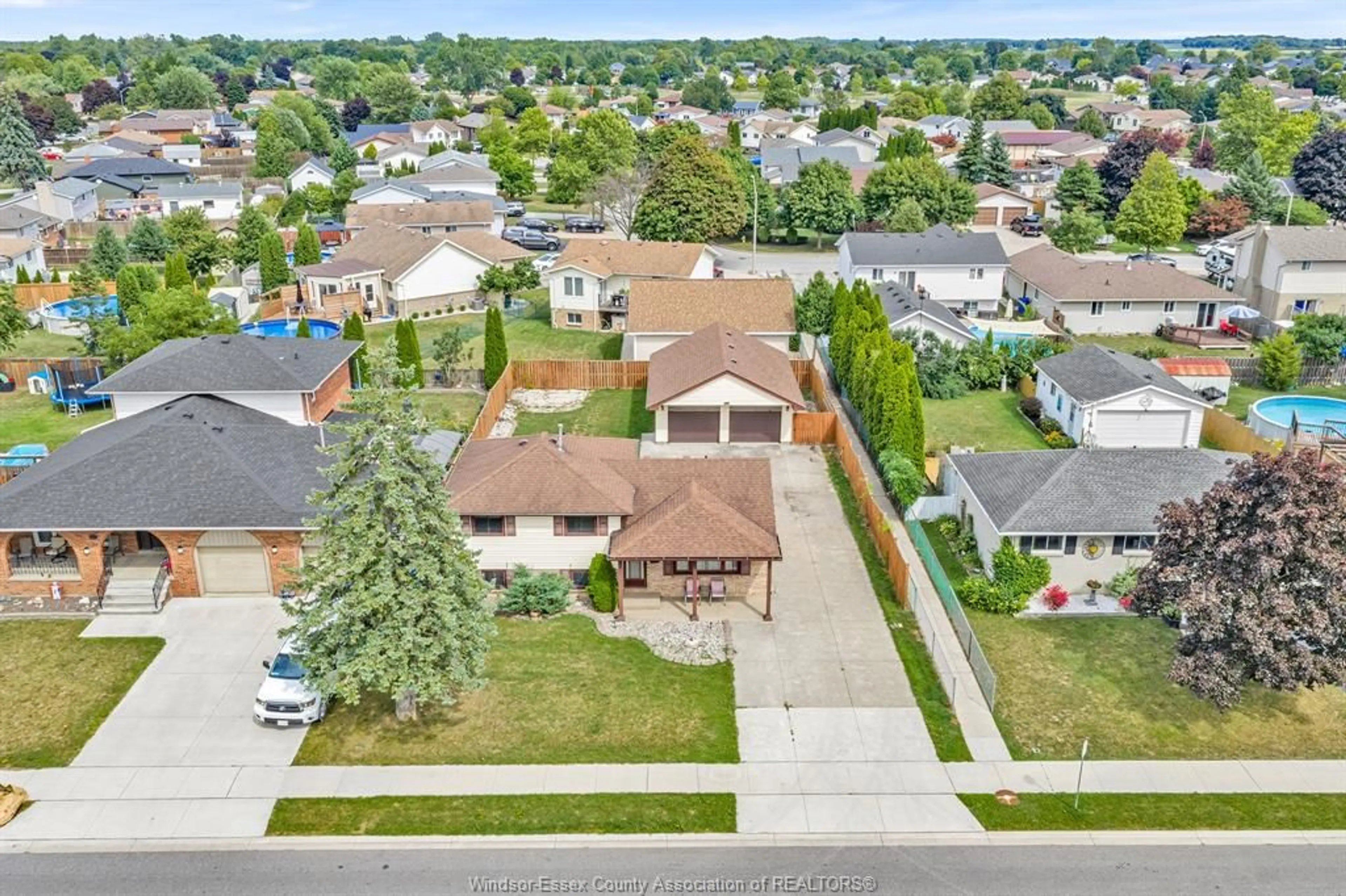 A pic from outside/outdoor area/front of a property/back of a property/a pic from drone, street for 172 PACIFIC, Amherstburg Ontario N9V 3E2