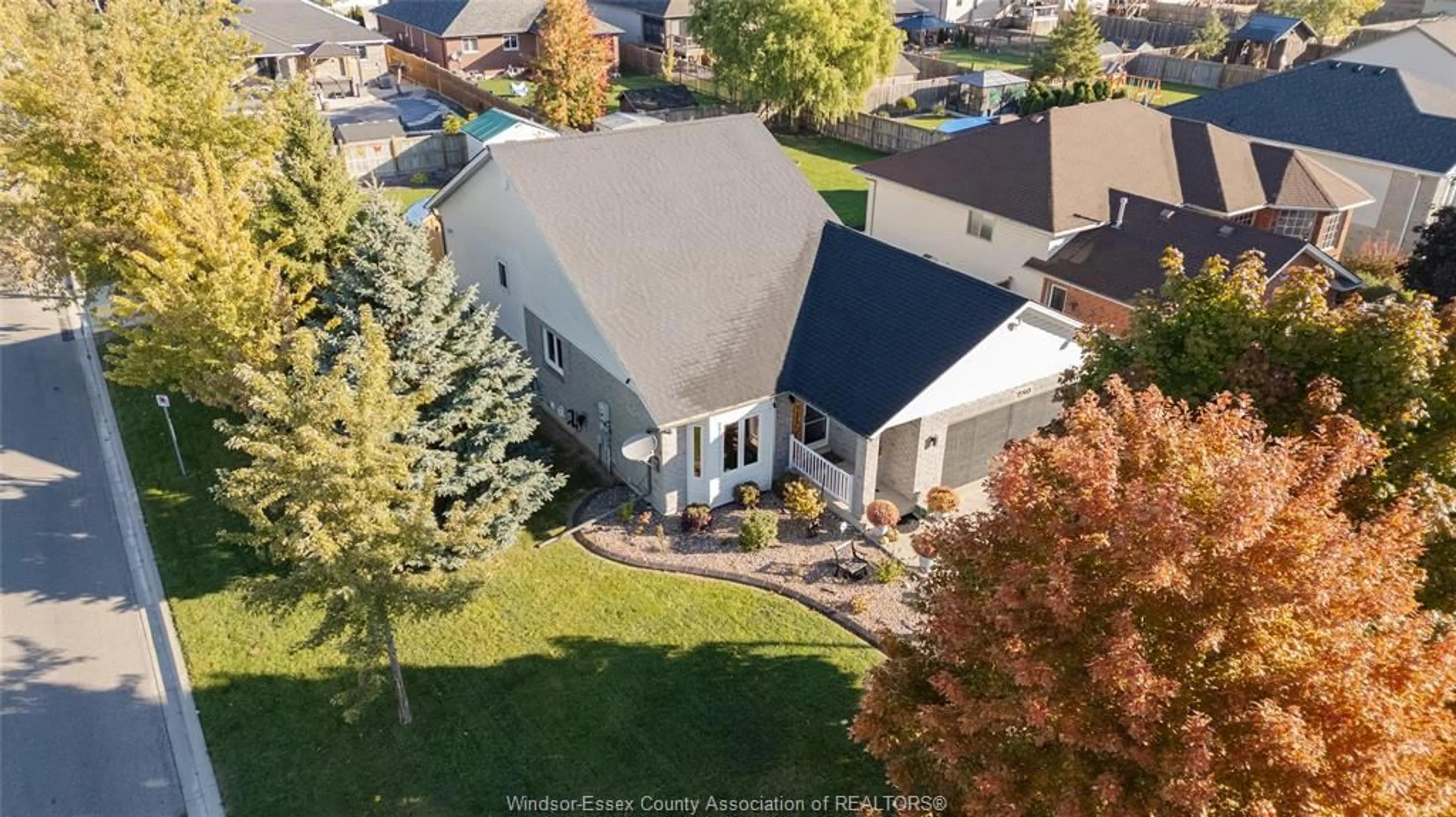 A pic from outside/outdoor area/front of a property/back of a property/a pic from drone, street for 280 McLellan, Amherstburg Ontario N9V 4C5