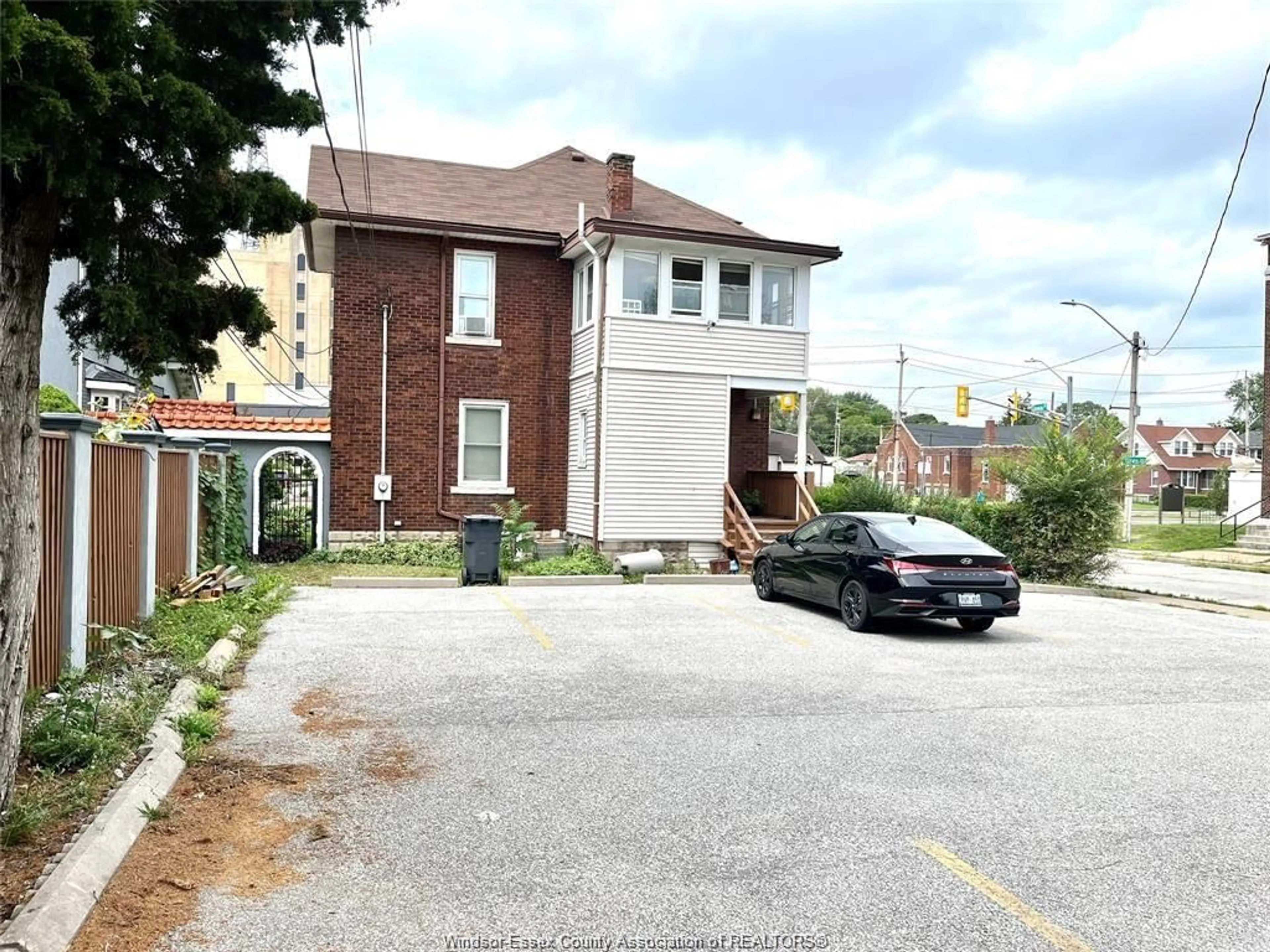 A pic from outside/outdoor area/front of a property/back of a property/a pic from drone, street for 95 GILES Blvd, Windsor Ontario N9A 4B8