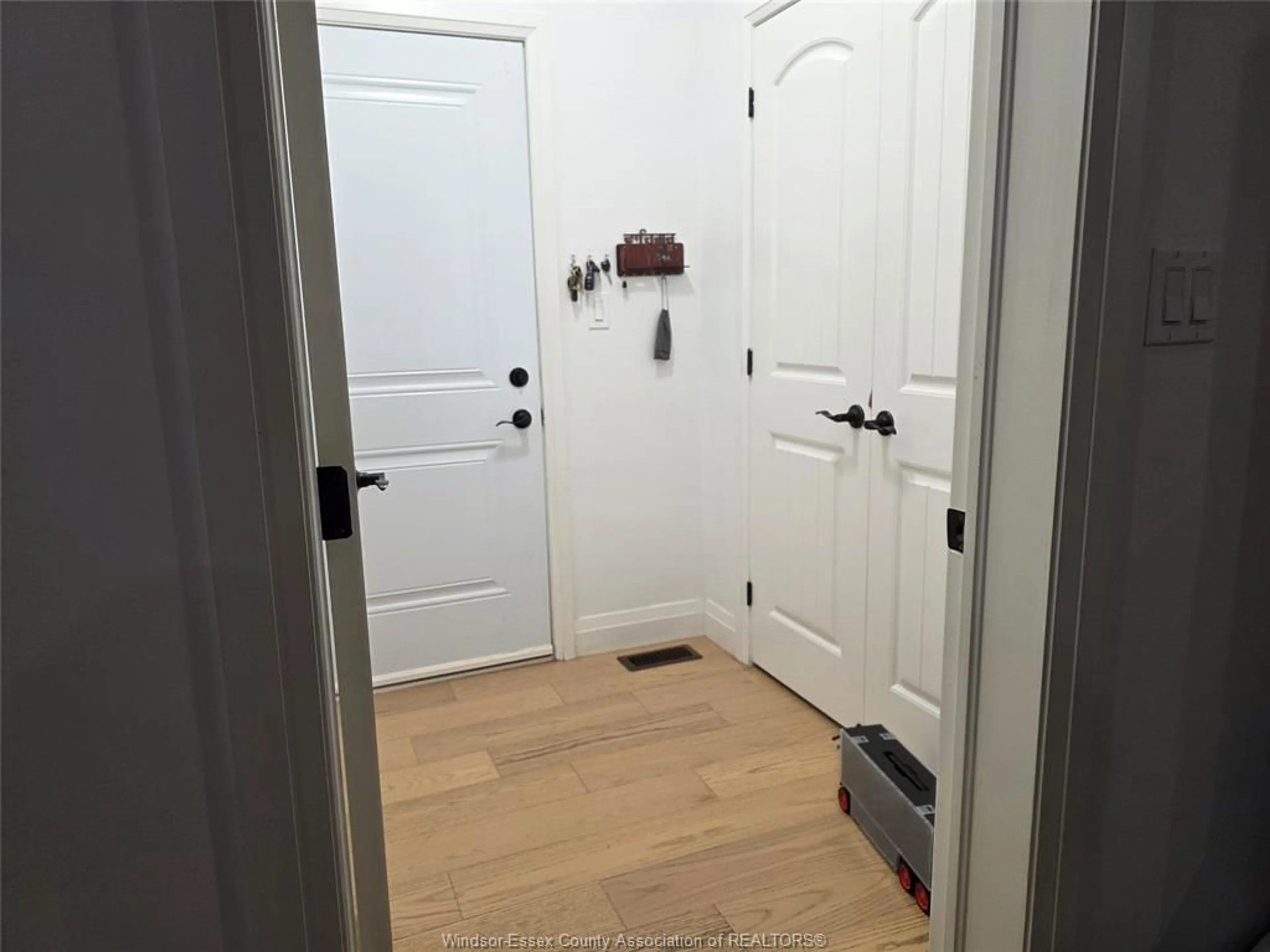 Indoor entryway for 109 KINGSBRIDGE Dr, Amherstburg Ontario N9V 0G8