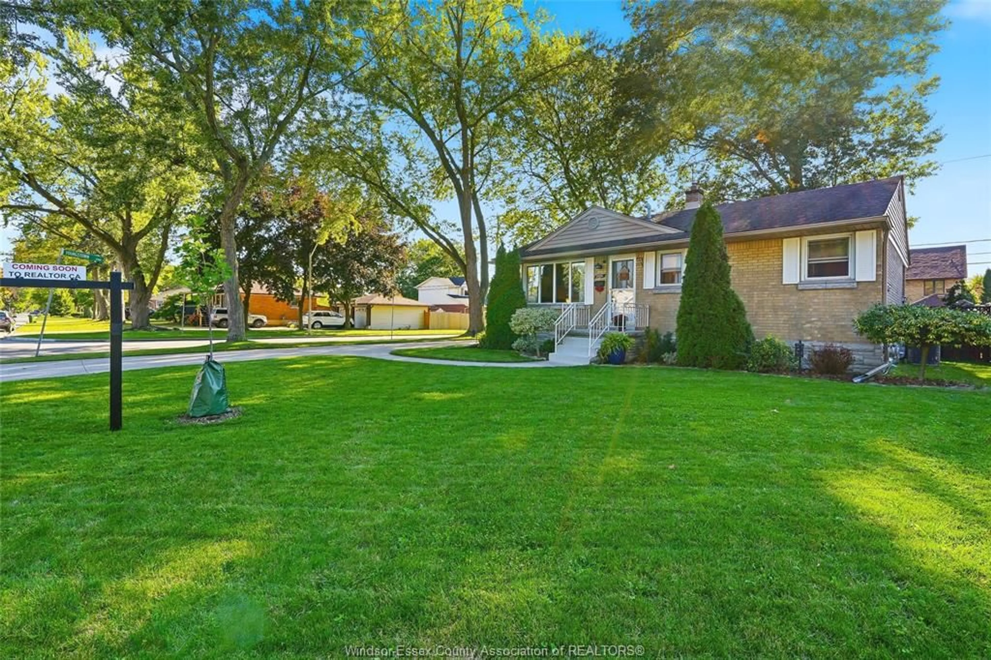 A pic from outside/outdoor area/front of a property/back of a property/a pic from drone, street for 2691 ASKIN, Windsor Ontario N9E 3H8
