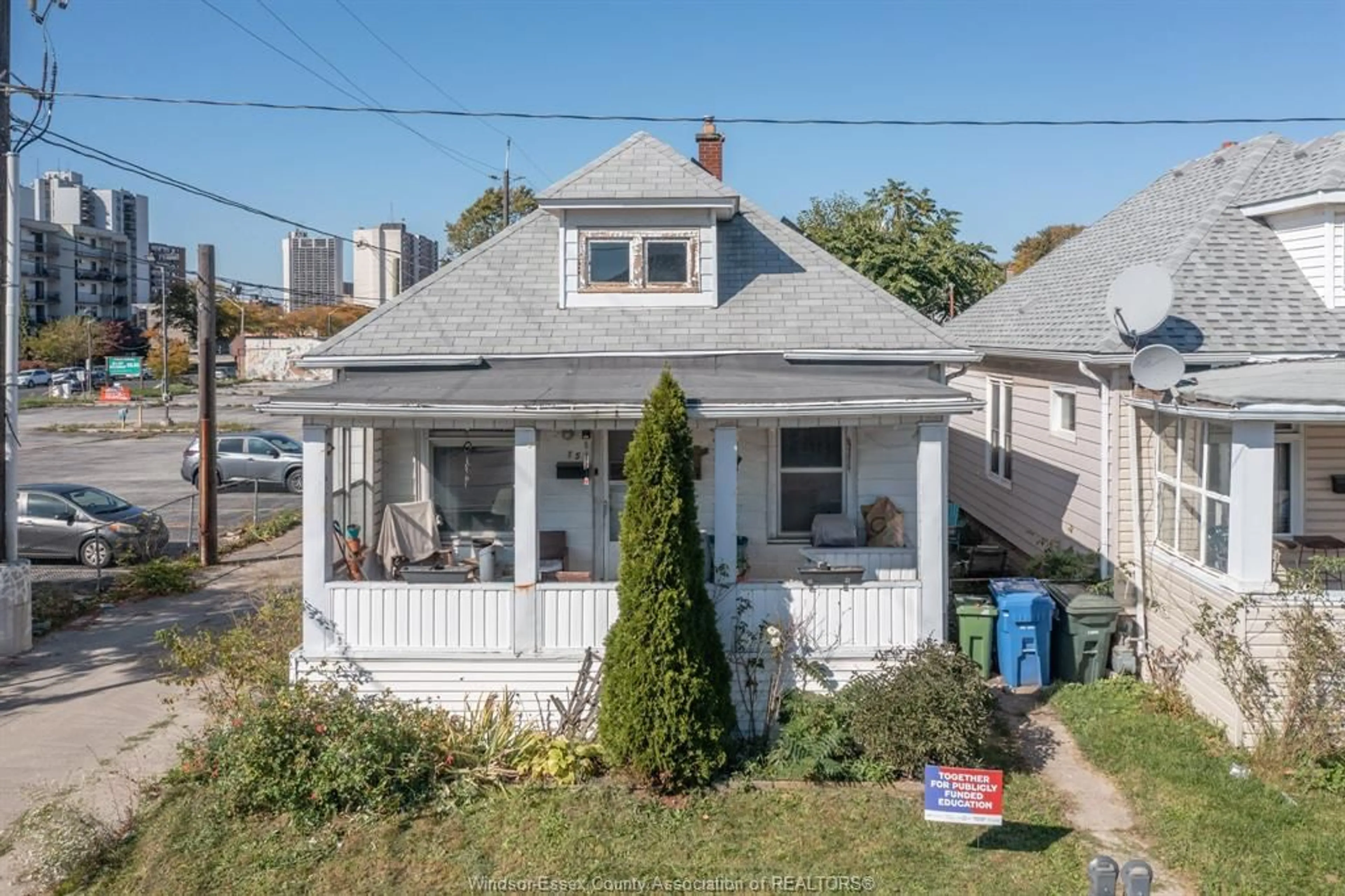 A pic from outside/outdoor area/front of a property/back of a property/a pic from drone, street for 156 ERIE St, Windsor Ontario N9A 3W8